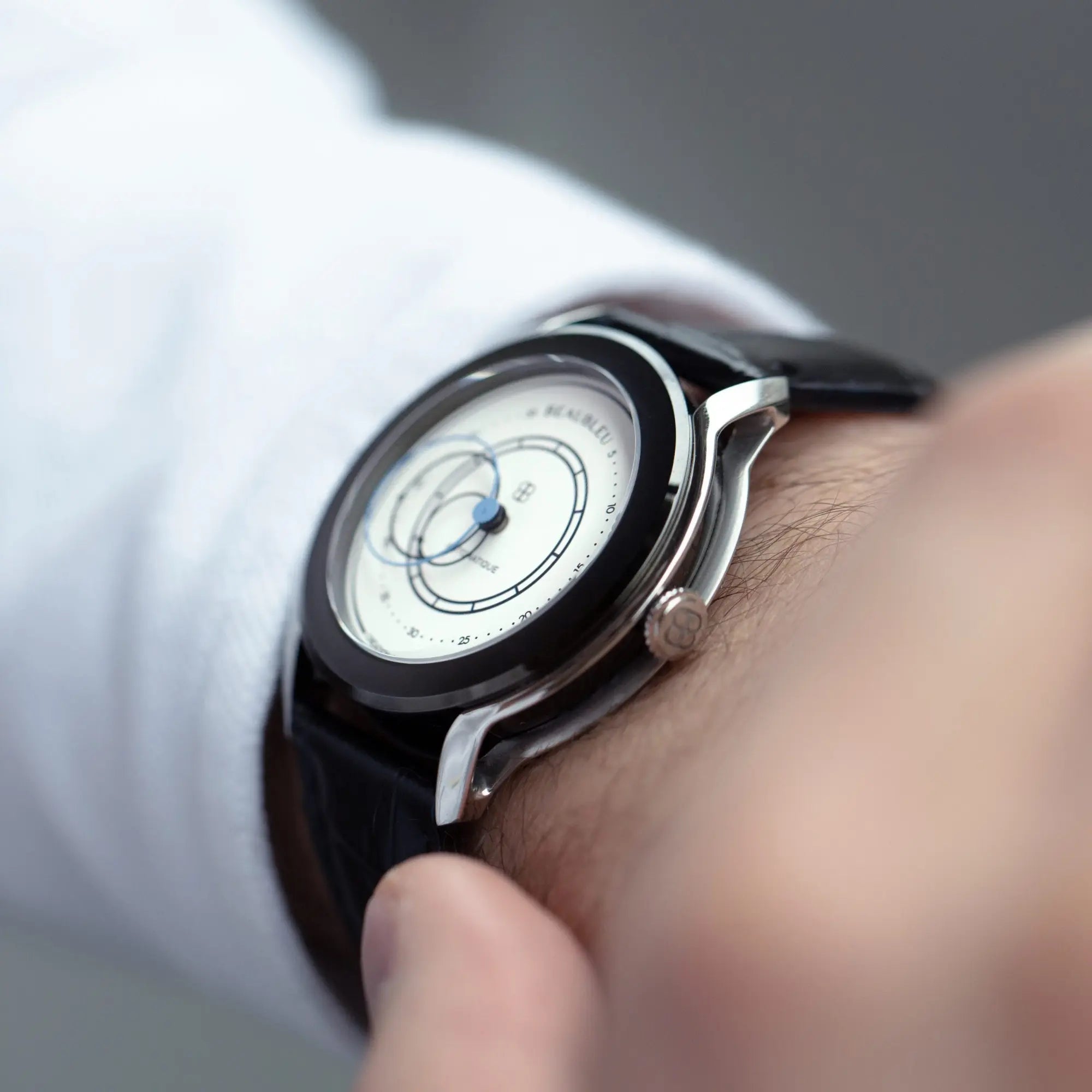 Montre Intrepide Blanc Albâtre sur poignet avec bracelet cuire noir