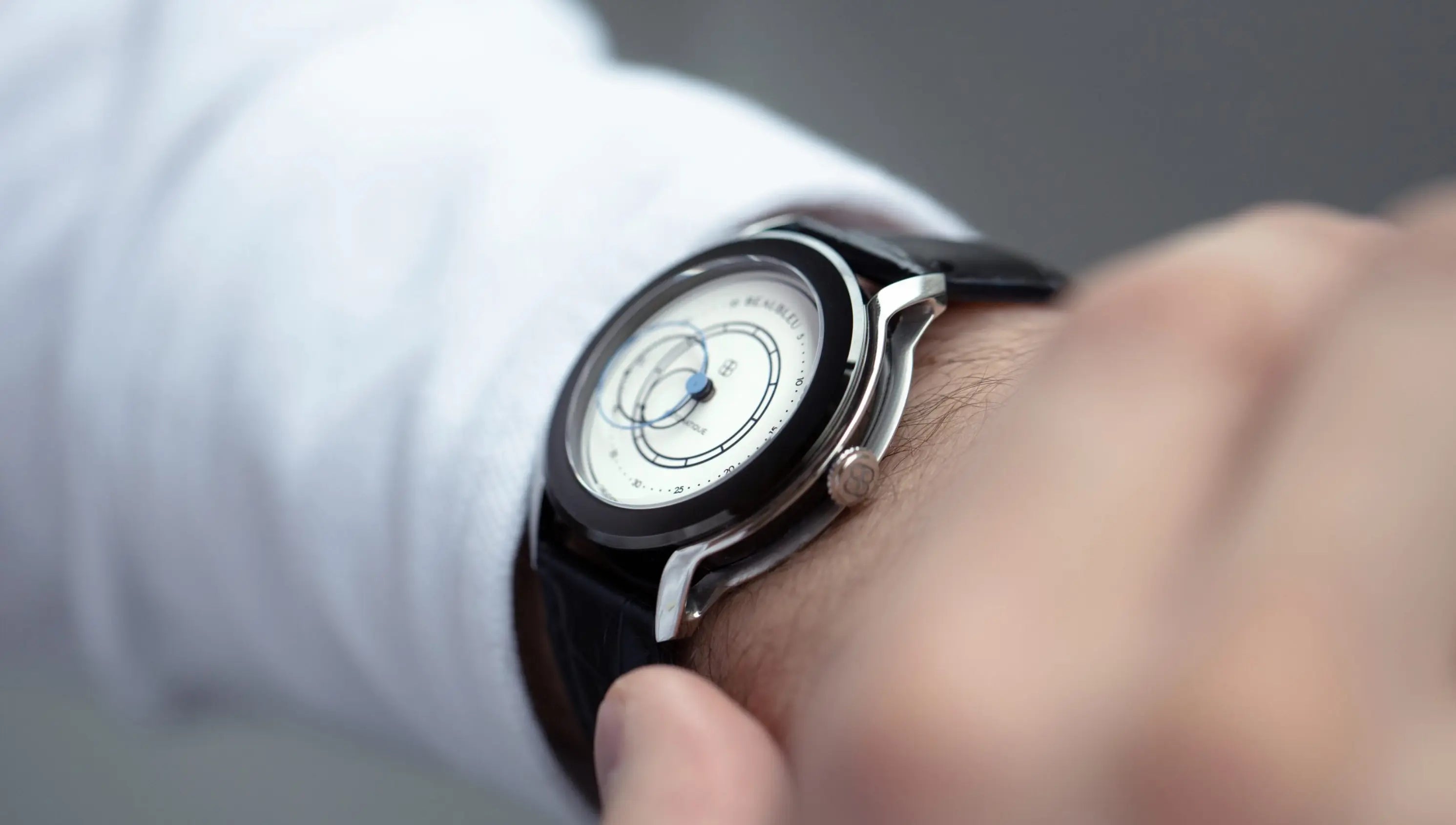 Montre Intrepide Blanc Albâtre sur poignet avec bracelet cuire noir