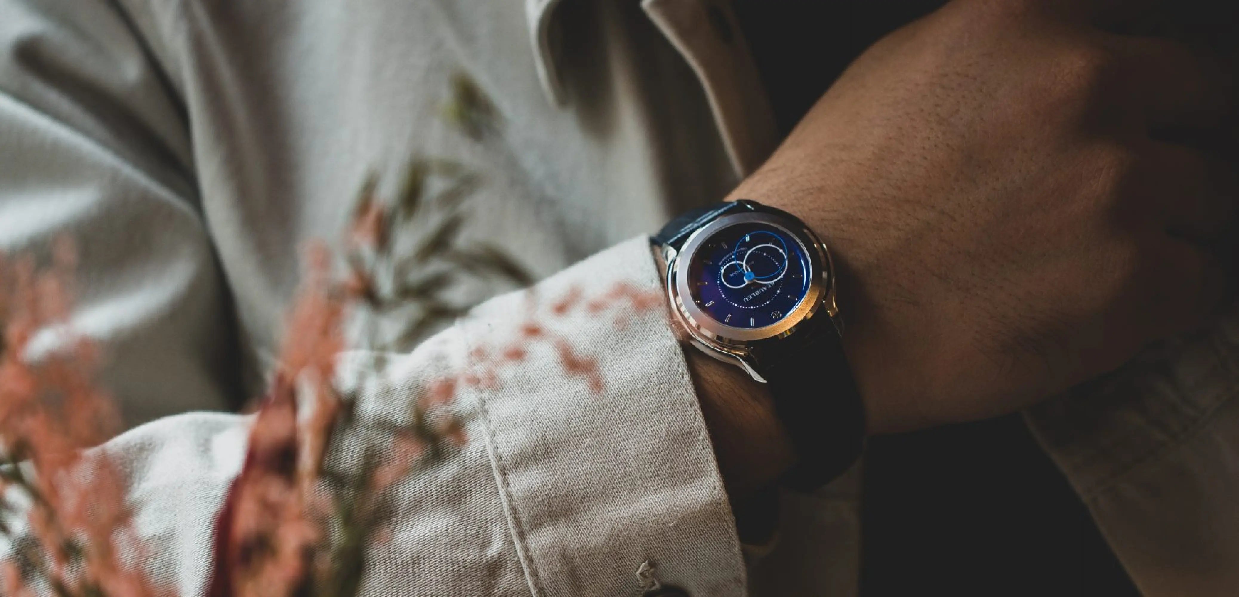 Montre Brio Bleu sur poignet avec bracelet cuir noir