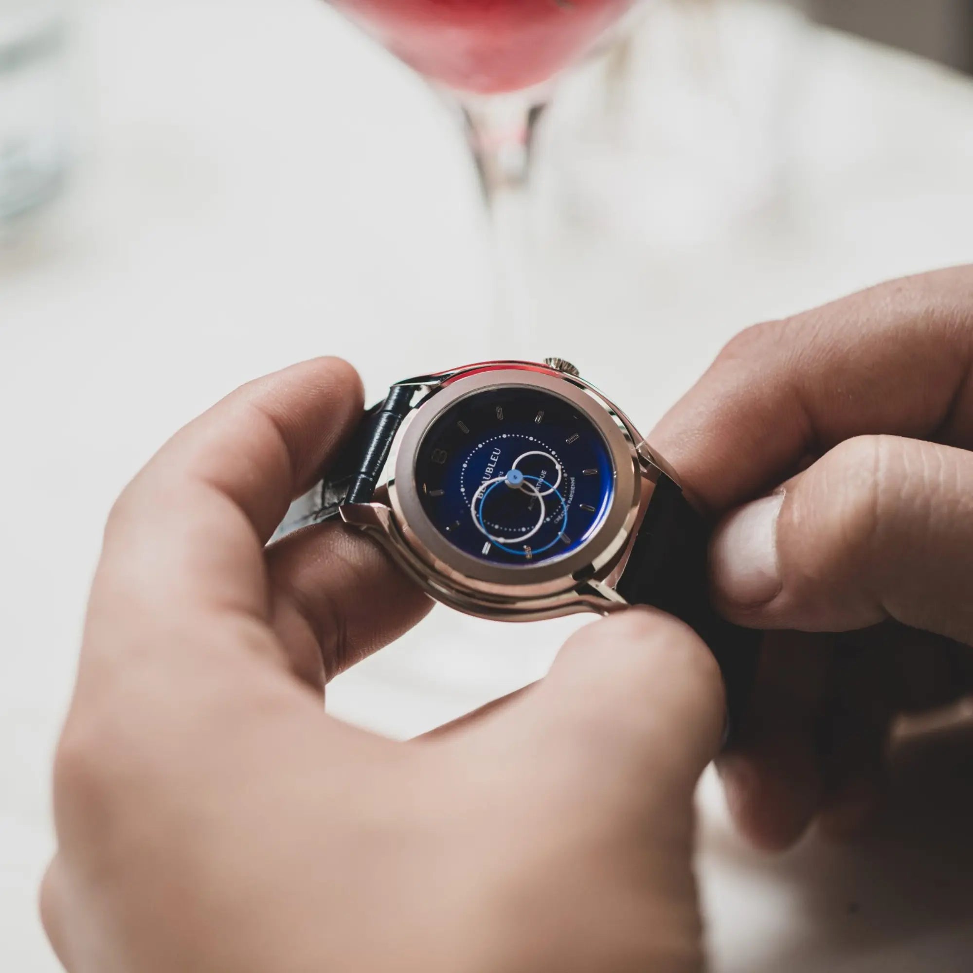 beaubleu brio bleu dans les mains