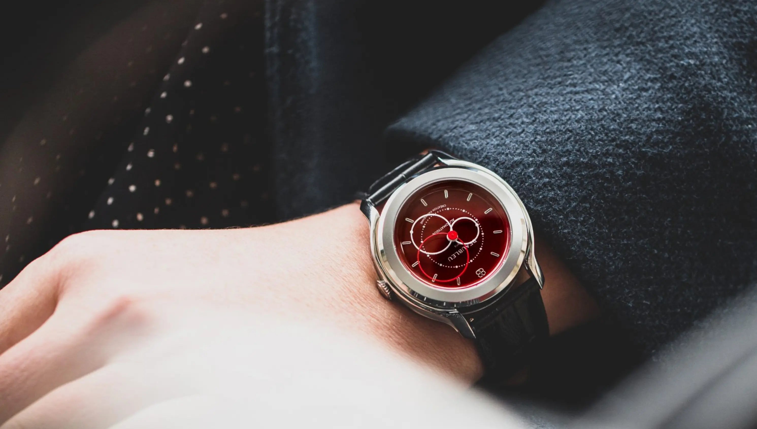 Montre beaubleu brio vermillon au poignet d'homme