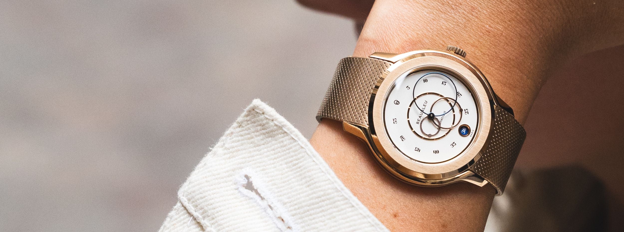 Montre Ecce Lys sur bracelet or rose au poignet d'une femme