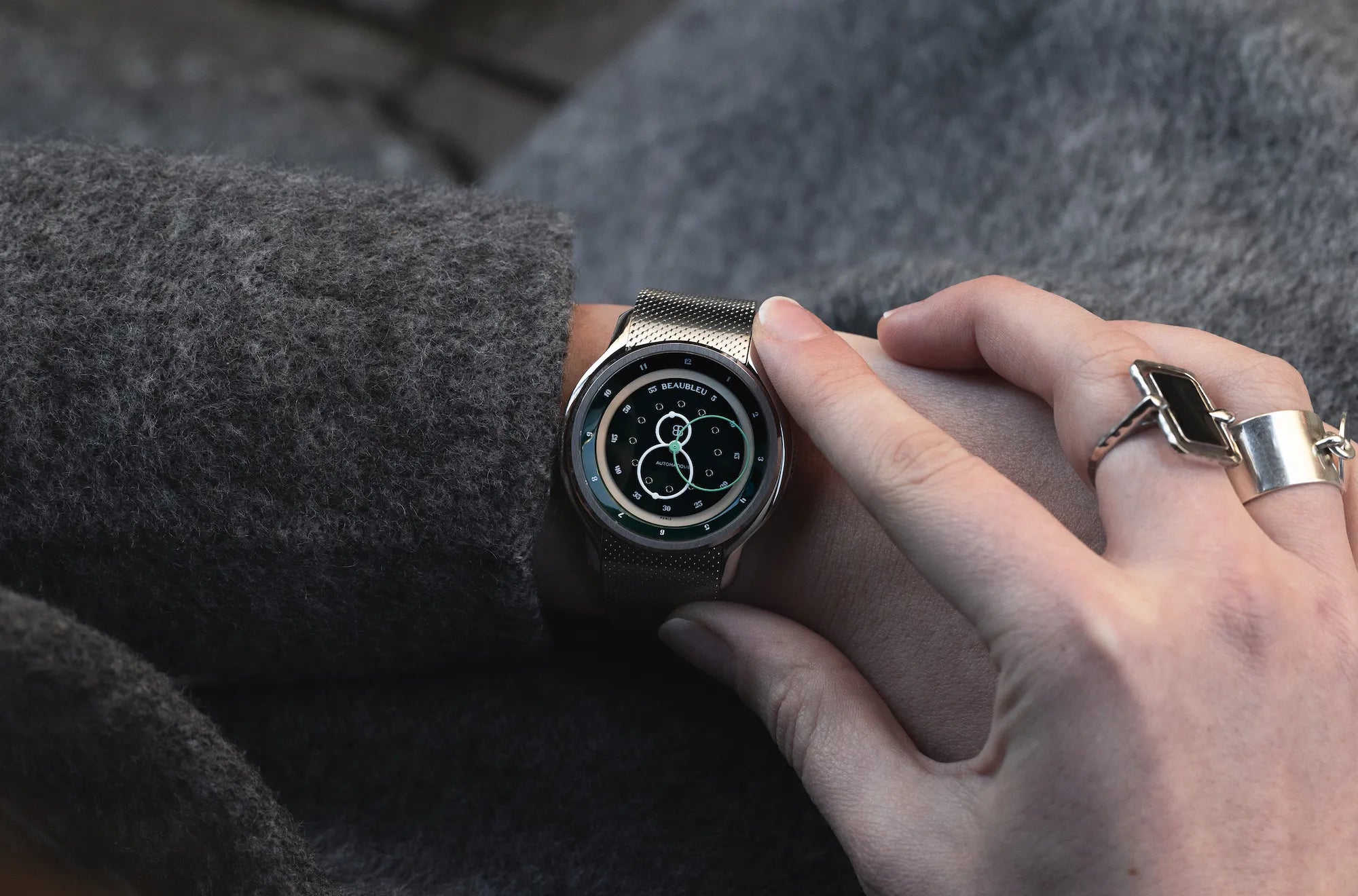 Montre Beaubleu GMT verte avec bracelet acier sur poignet de femme