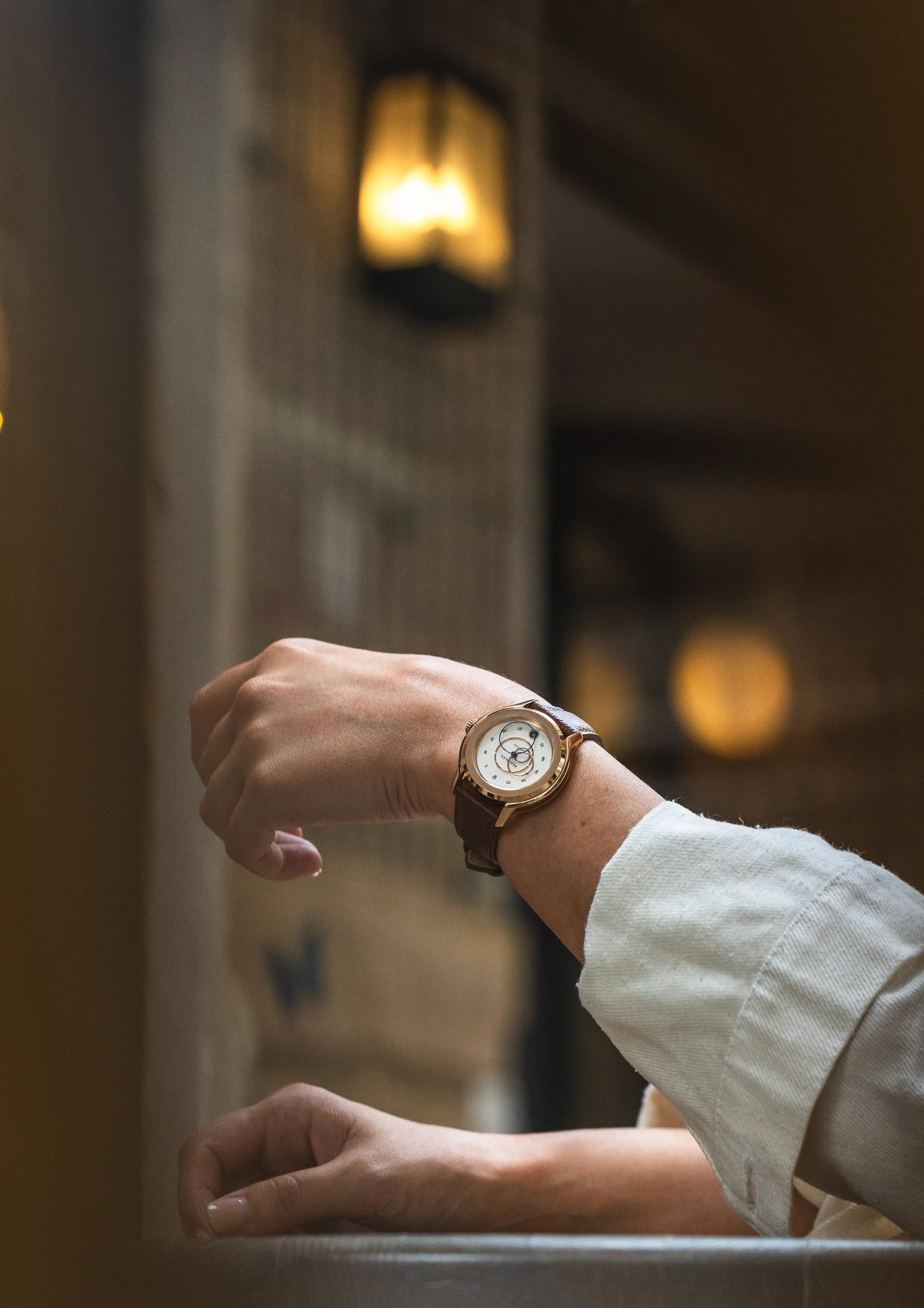 Montre Beaubleu Ecce Lys bracelet cuir cognac sur poignet femme