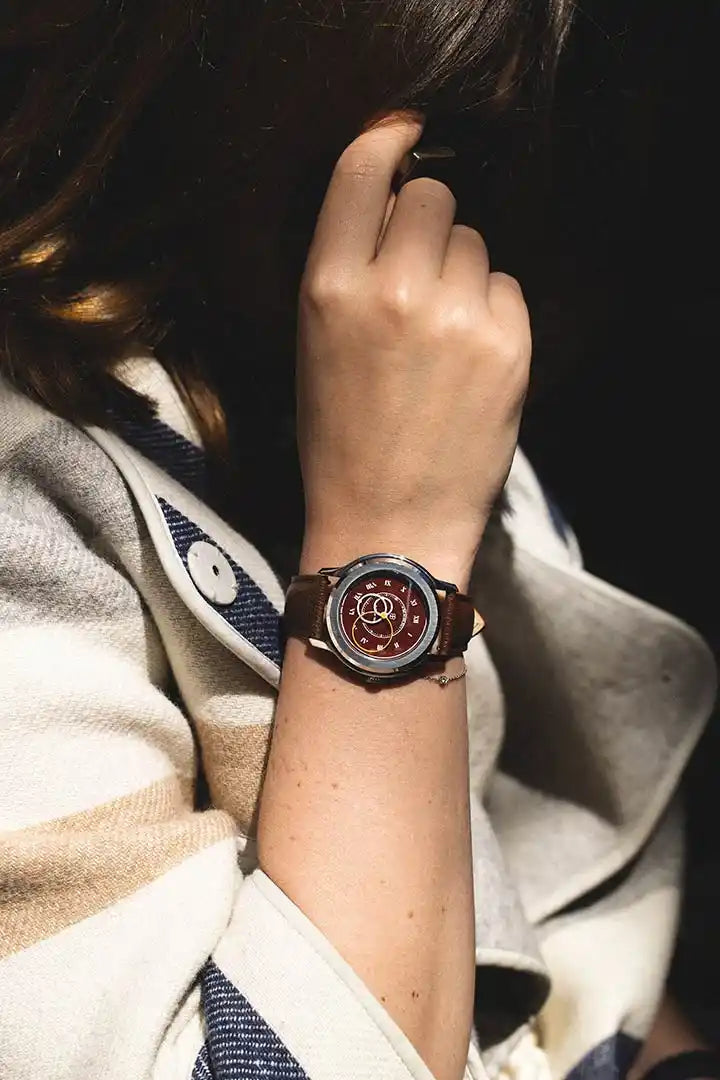 Montre Beaubleu Origine Cognac, bracelet cuir cognac sur poignet femme