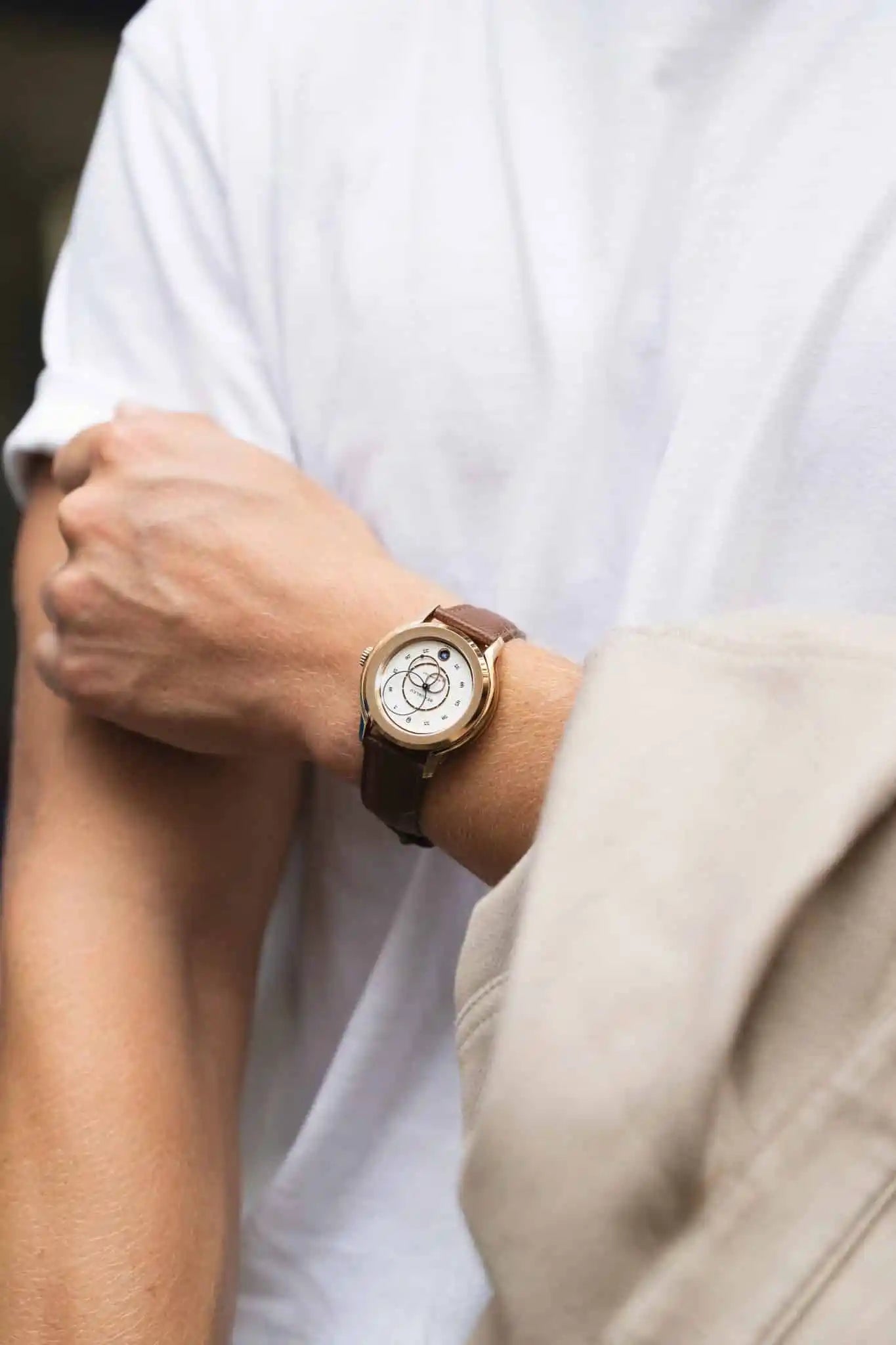 Montre Beaubleu Ecce Lys, bracelet cognac sur poignet homme