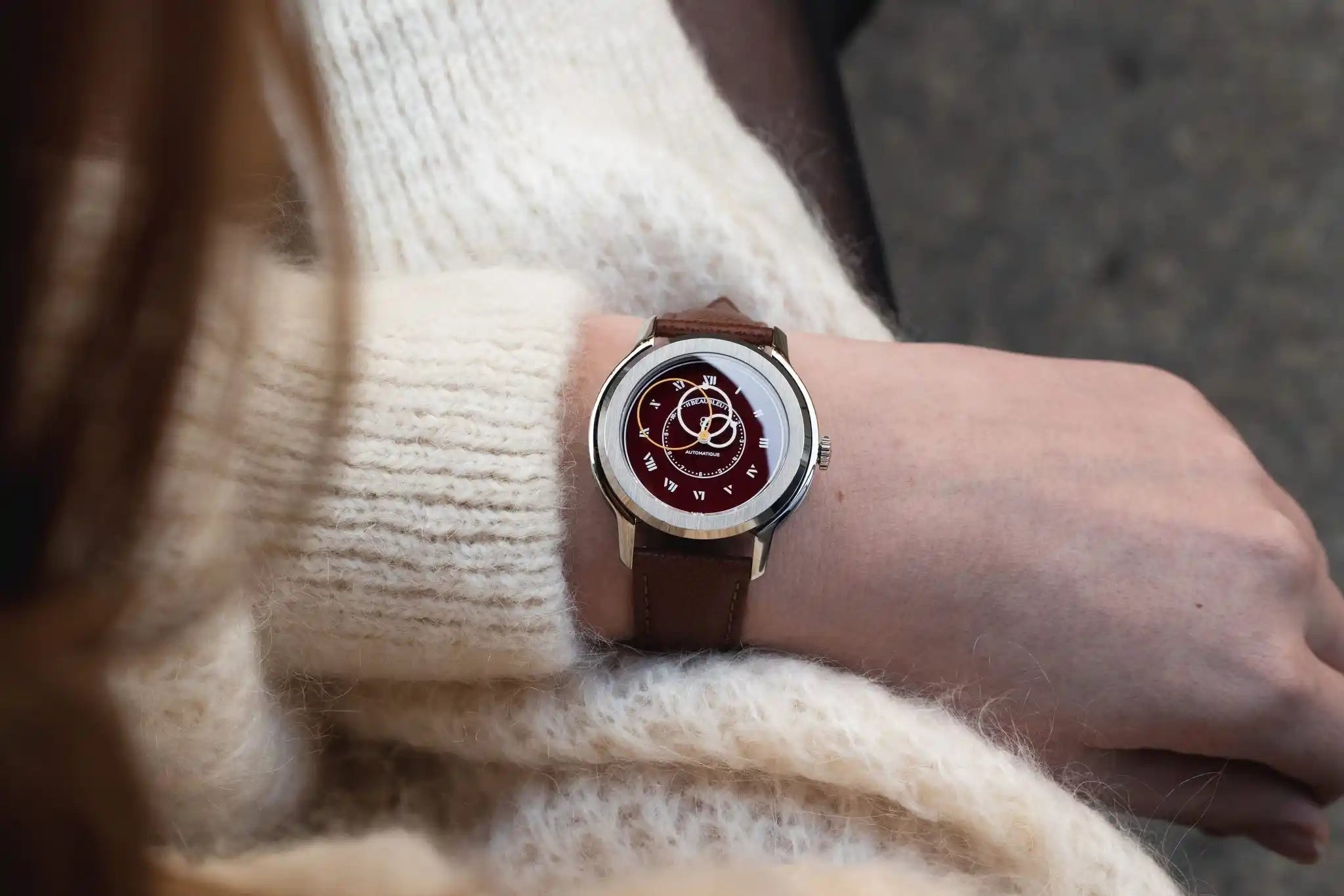 Montre Origine Cognac, bracelet cuir cognac sur poignet femme