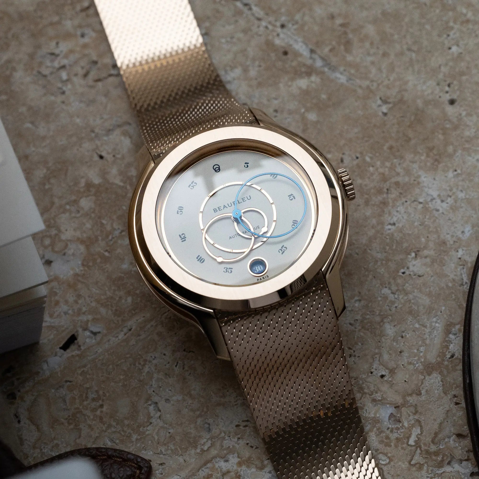 Montre Ecce Lys avec bracelet rose sur fond pierre