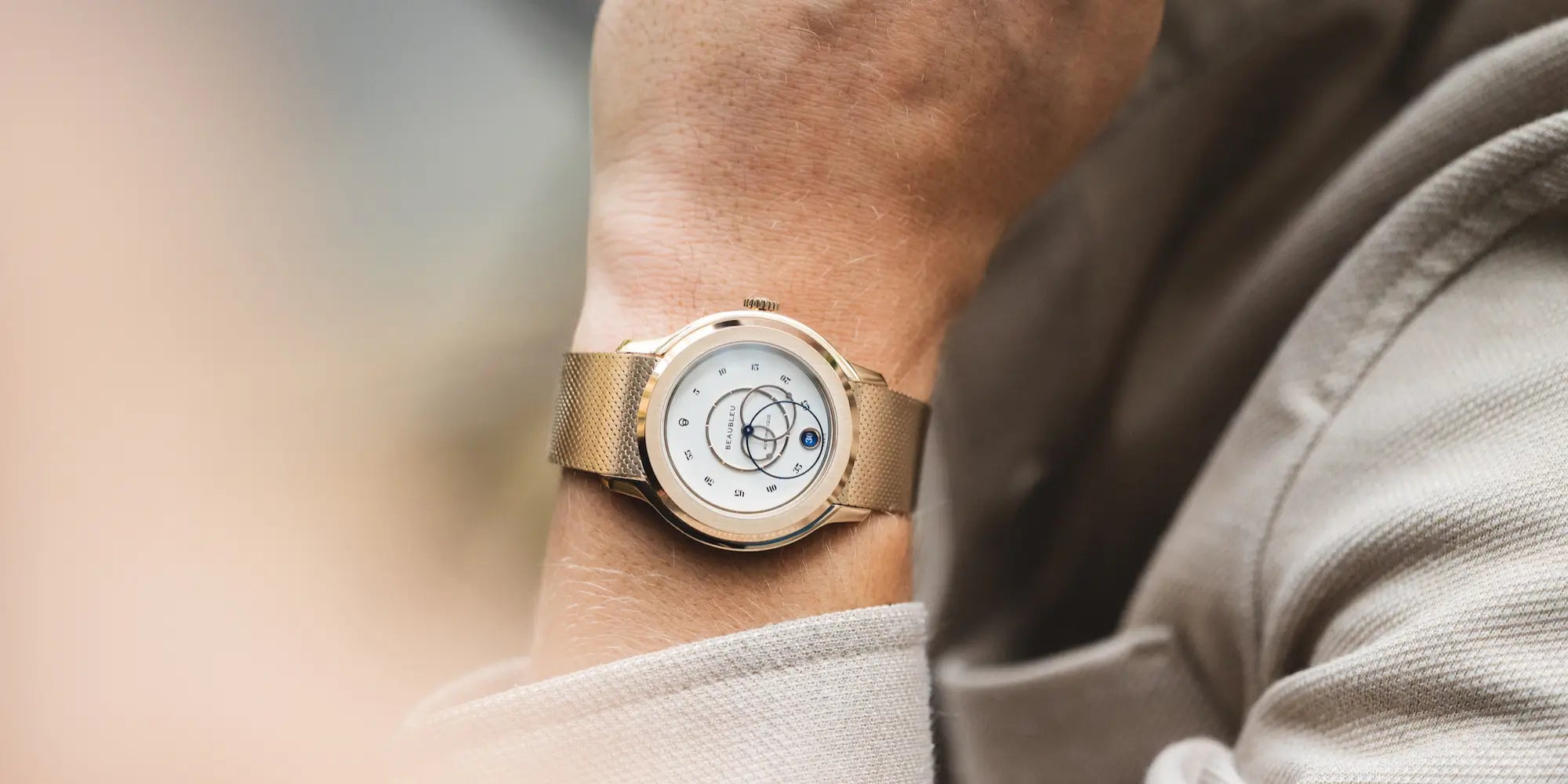 Montre Ecce Lys avec bracelet or rose sur poignet