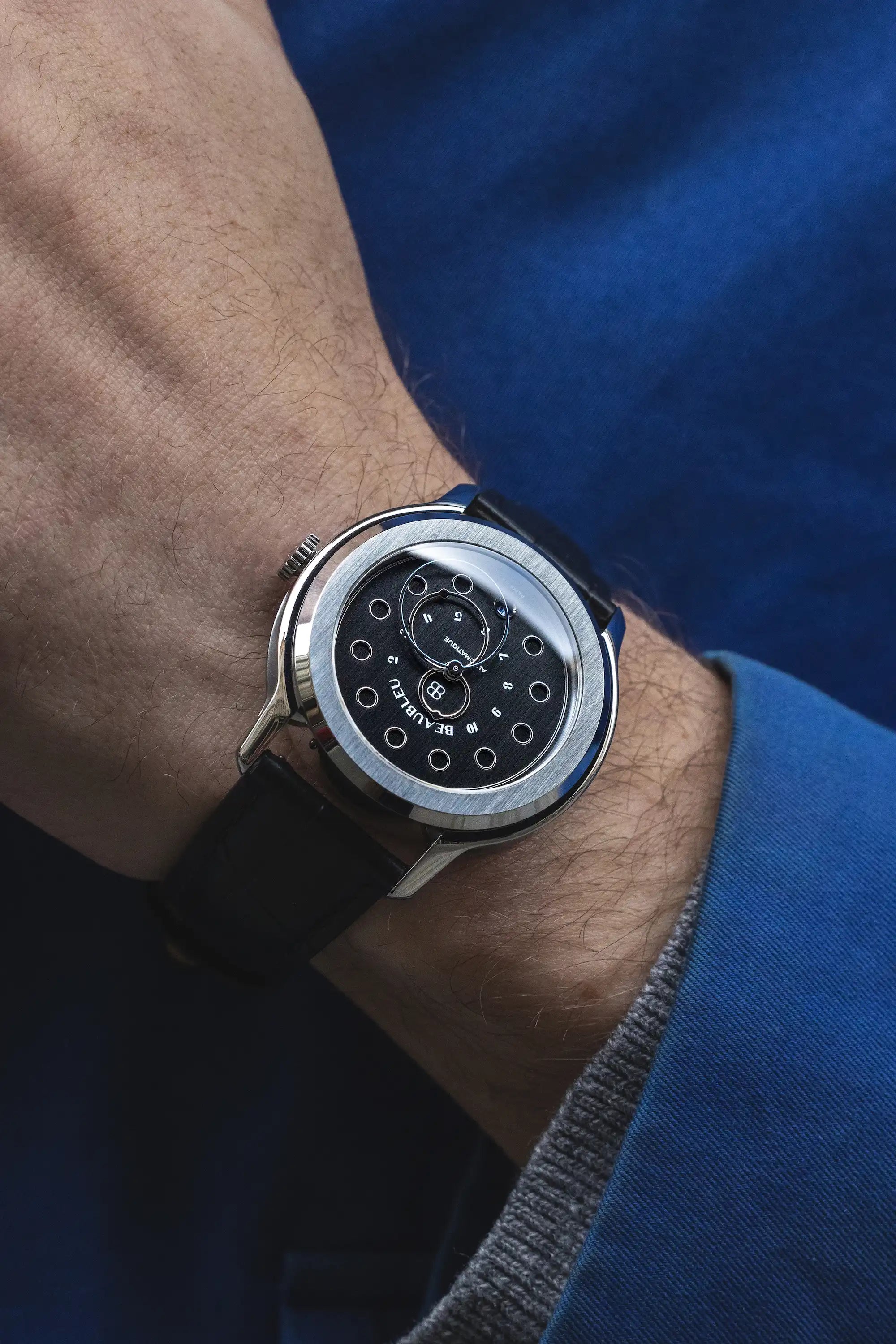 Montre Vitruve Date Noir avec bracelet cuir noir sur poignet homme