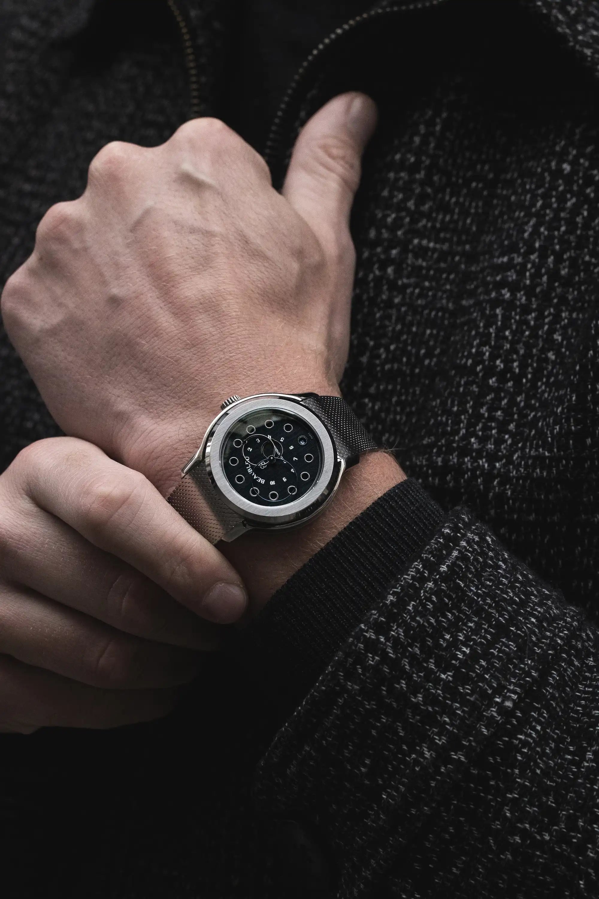 Montre Vitruve Date Noir, bracelet acier sur poignet homme