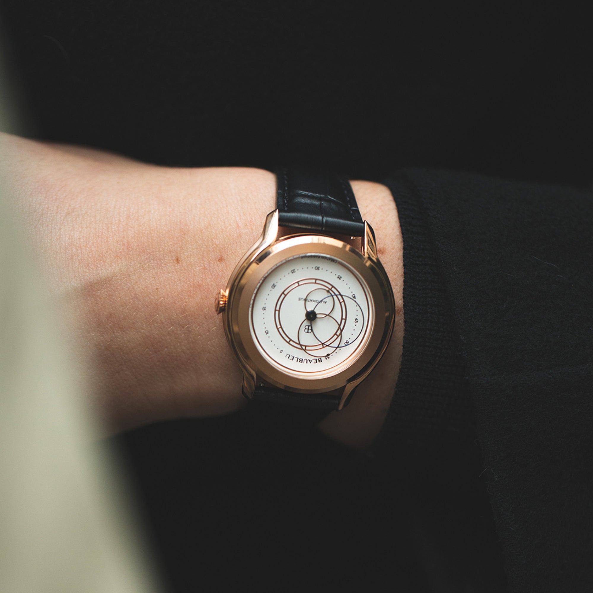 Montre Beaubleu Olympe sur bracelet en cuir noir, portée au poignet d'un homme