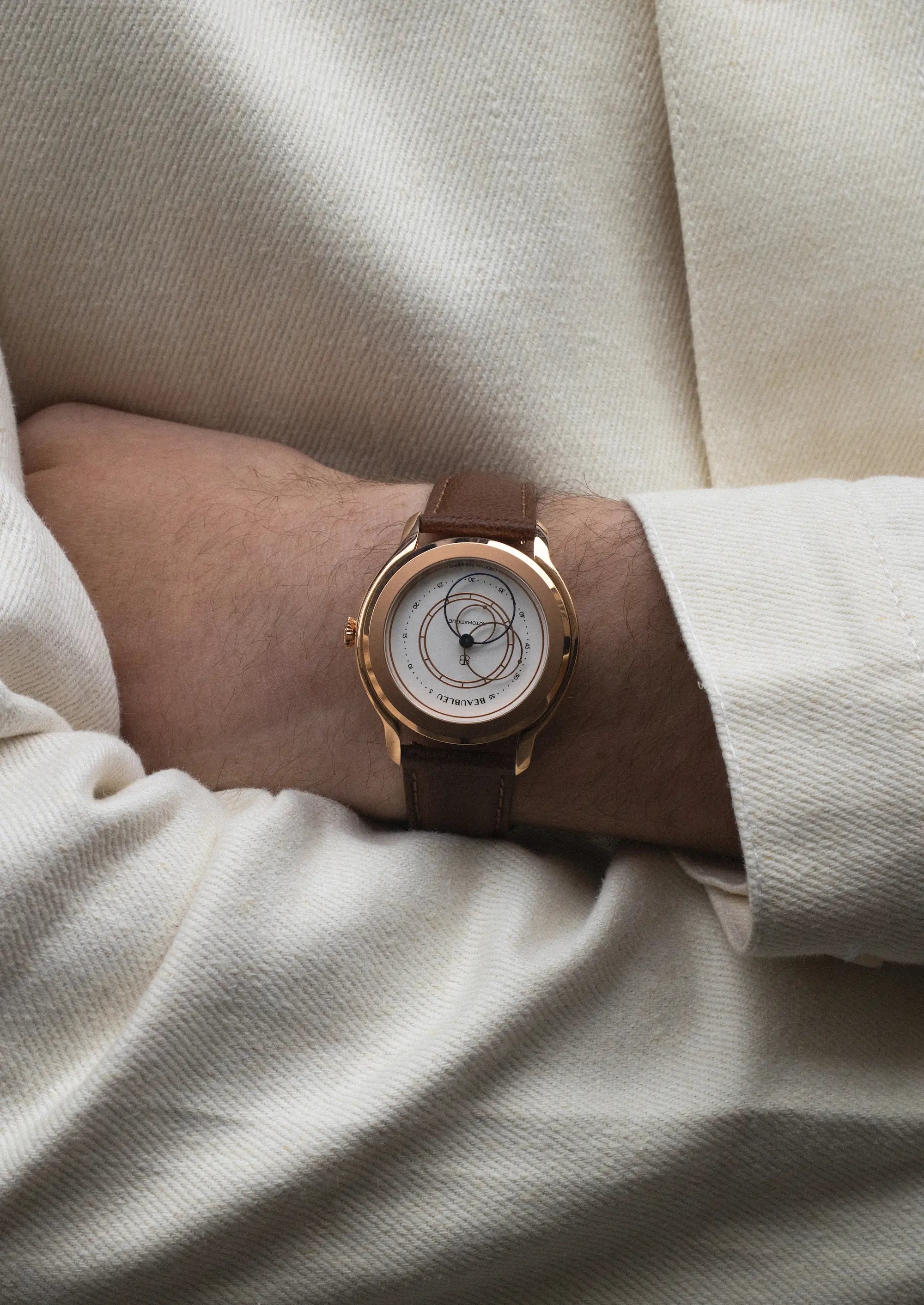 Montre Beaubleu Olympe sur bracelet en cuir cognac, portée au poignet d'un homme