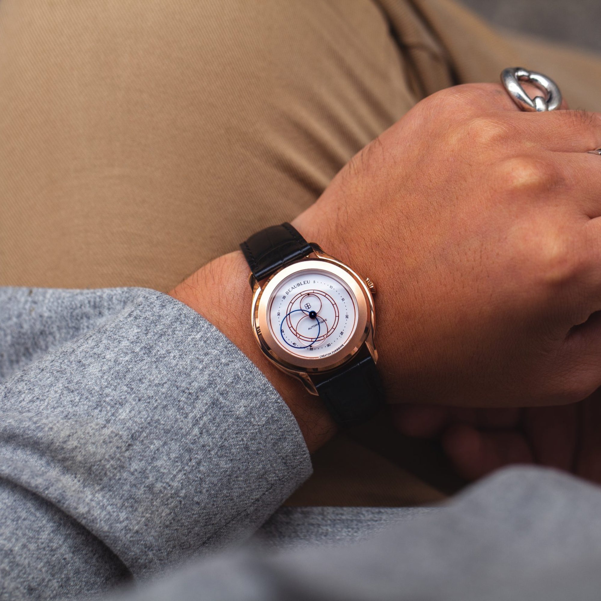 Montre Beaubleu Olympe sur bracelet en cuir noir, portée au poignet d'un homme