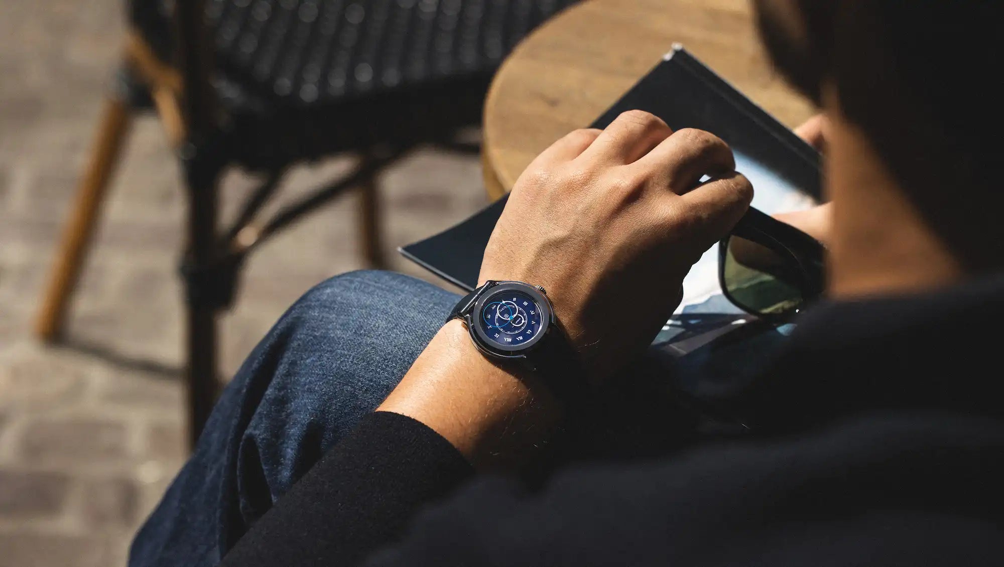 Montre Beaubleu Union Brio Bleu au poignet d'un homme