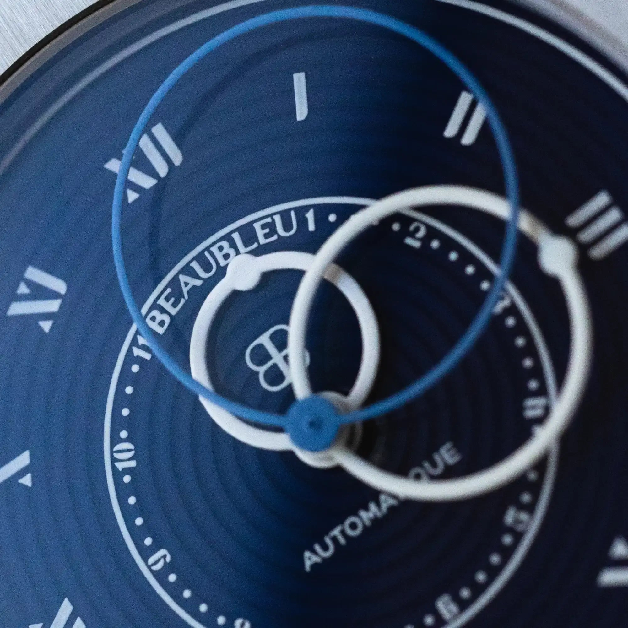 Gros plan sur le cadran de la Vitruve Origine Blue