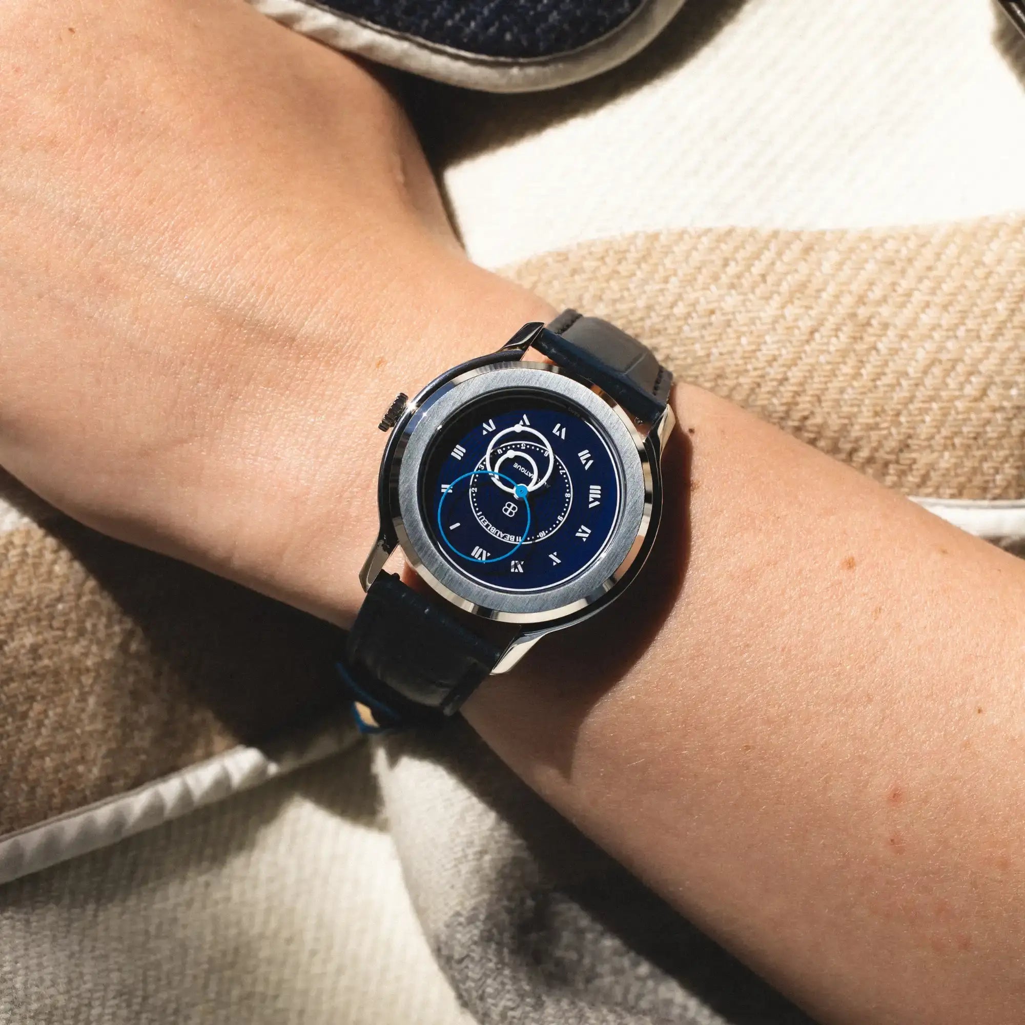 Montre Vitruve Origine Blue sur bracelet cuir bleu au poignet d'une femme