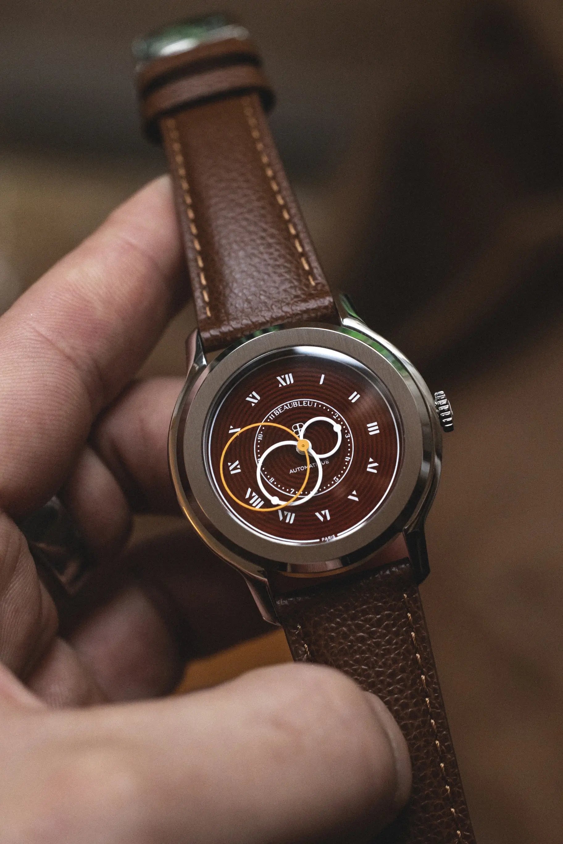 Montre Beaubleu Origine Cognac sur bacelet cuir cognac, tenue en main