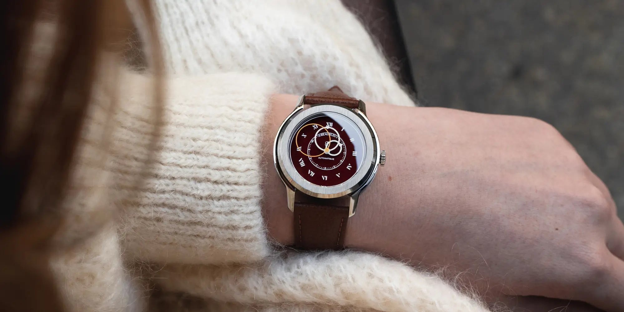 Montre Origine Cognac au poignet d'une femme