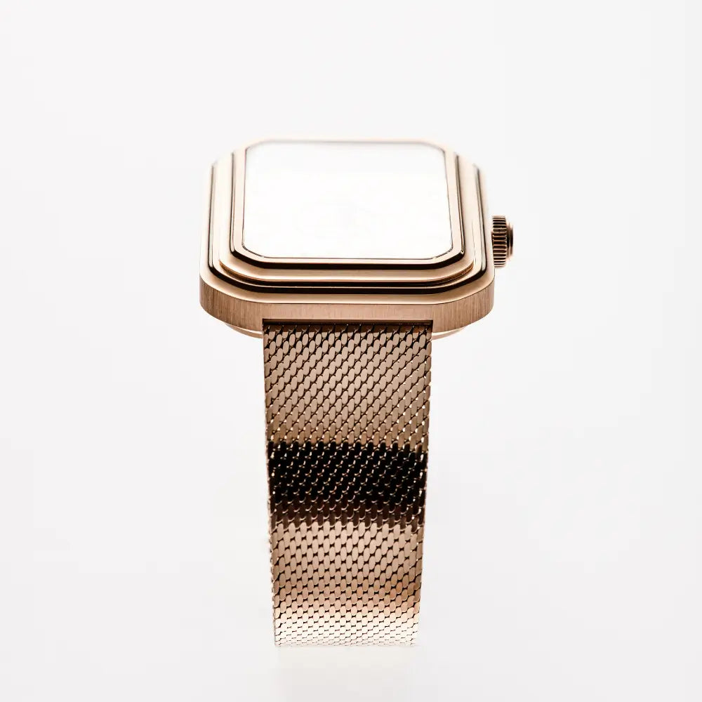 Zoom sur une montre Beaubleu Figura avec un boitier en or rose et un bracelet en maille or rose