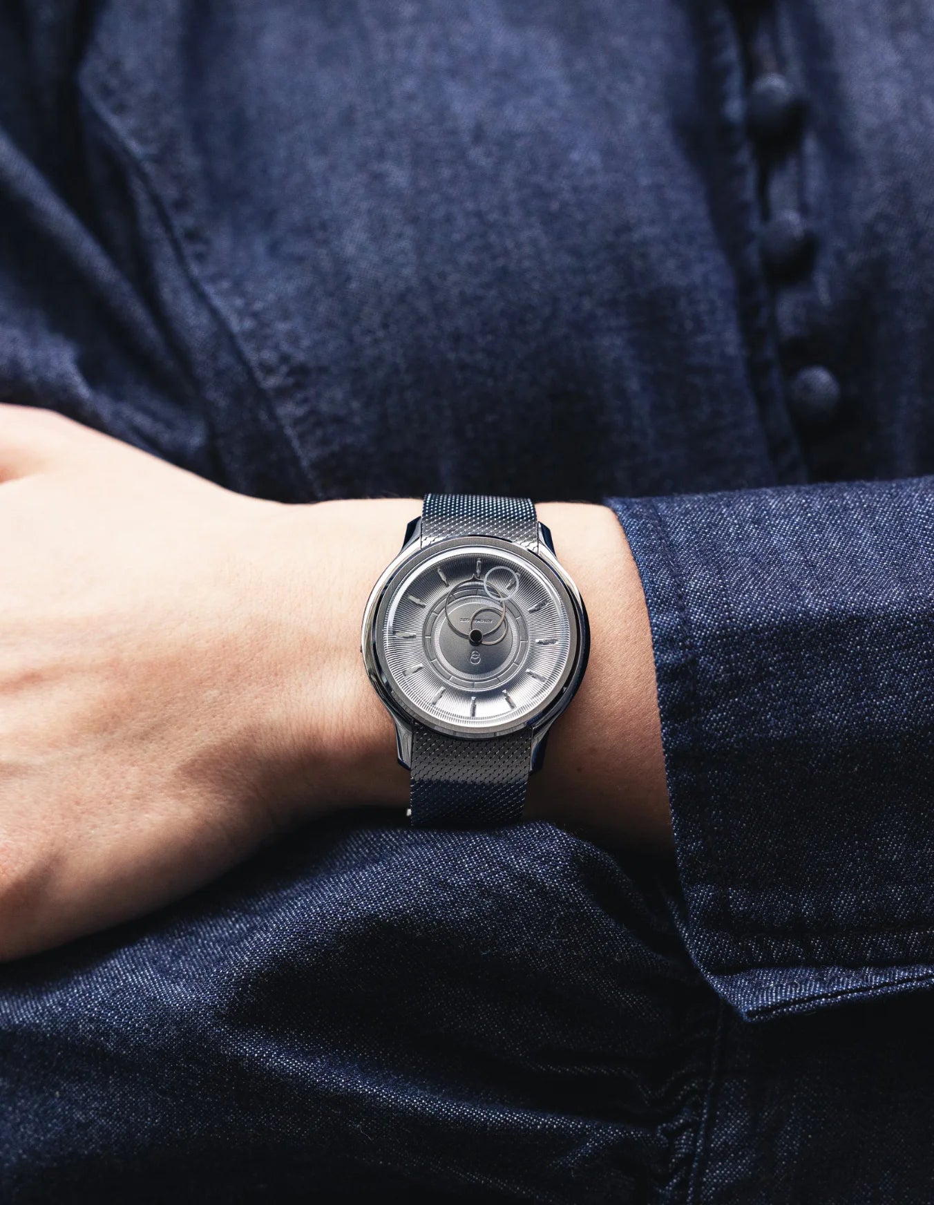 Montre Beaubleu La Pièce cadran acier avec bracelet acier portée au poignet