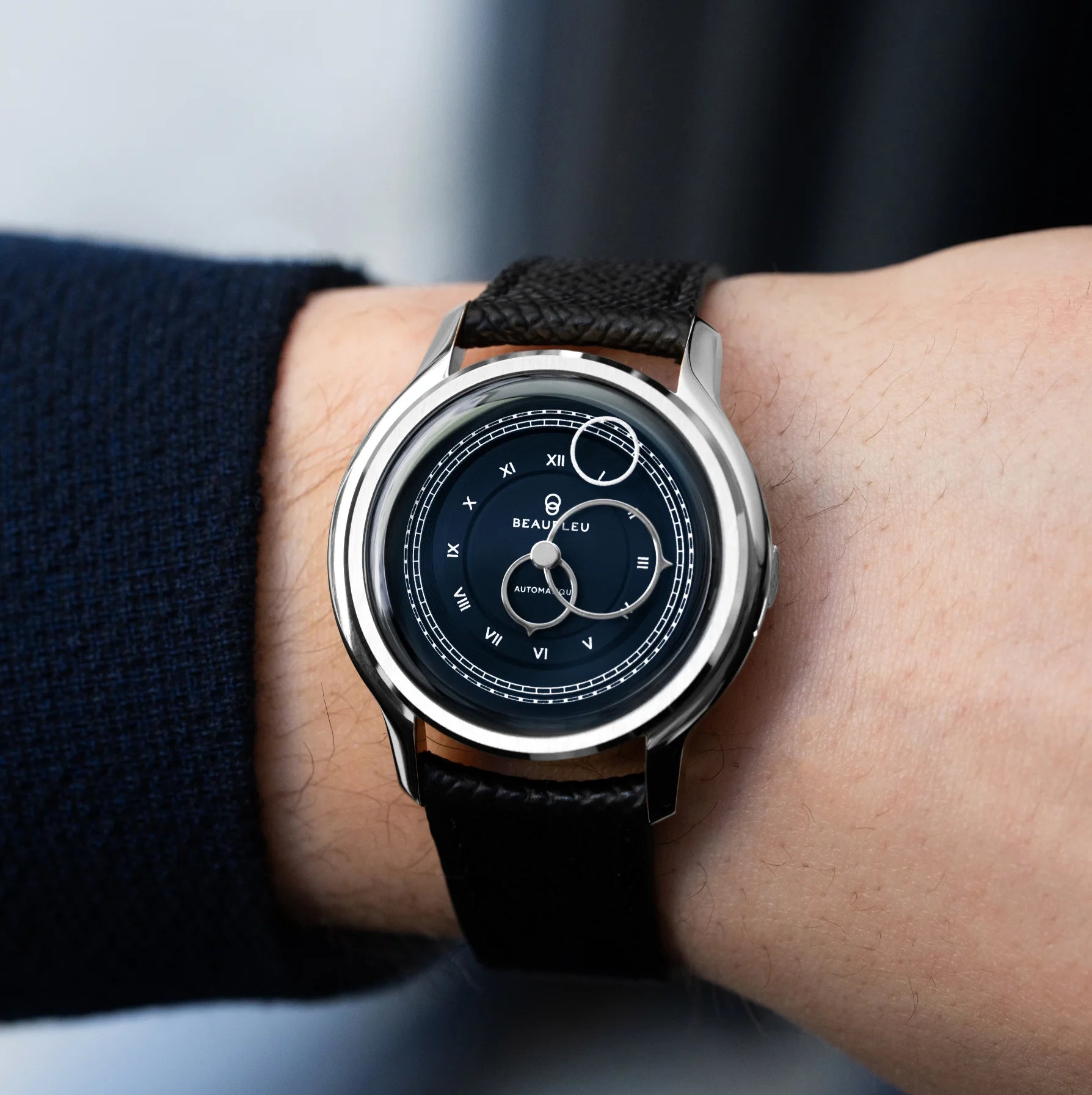 Montre Beaubleu La Pièce Empire avec bracelet cuir grainé portée au poignet