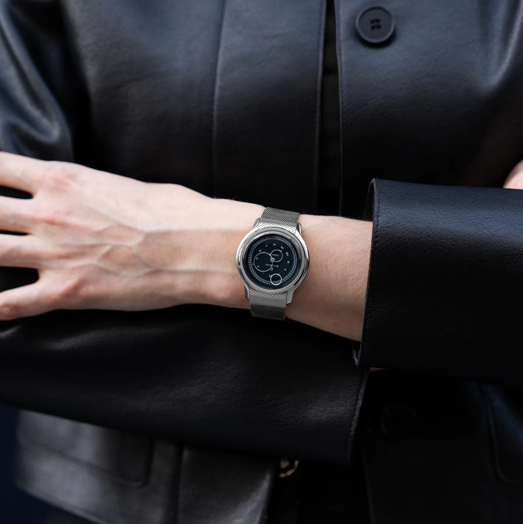 Montre Beaubleu La Pièce cadran bleu avec bracelet acier portée au poignet
