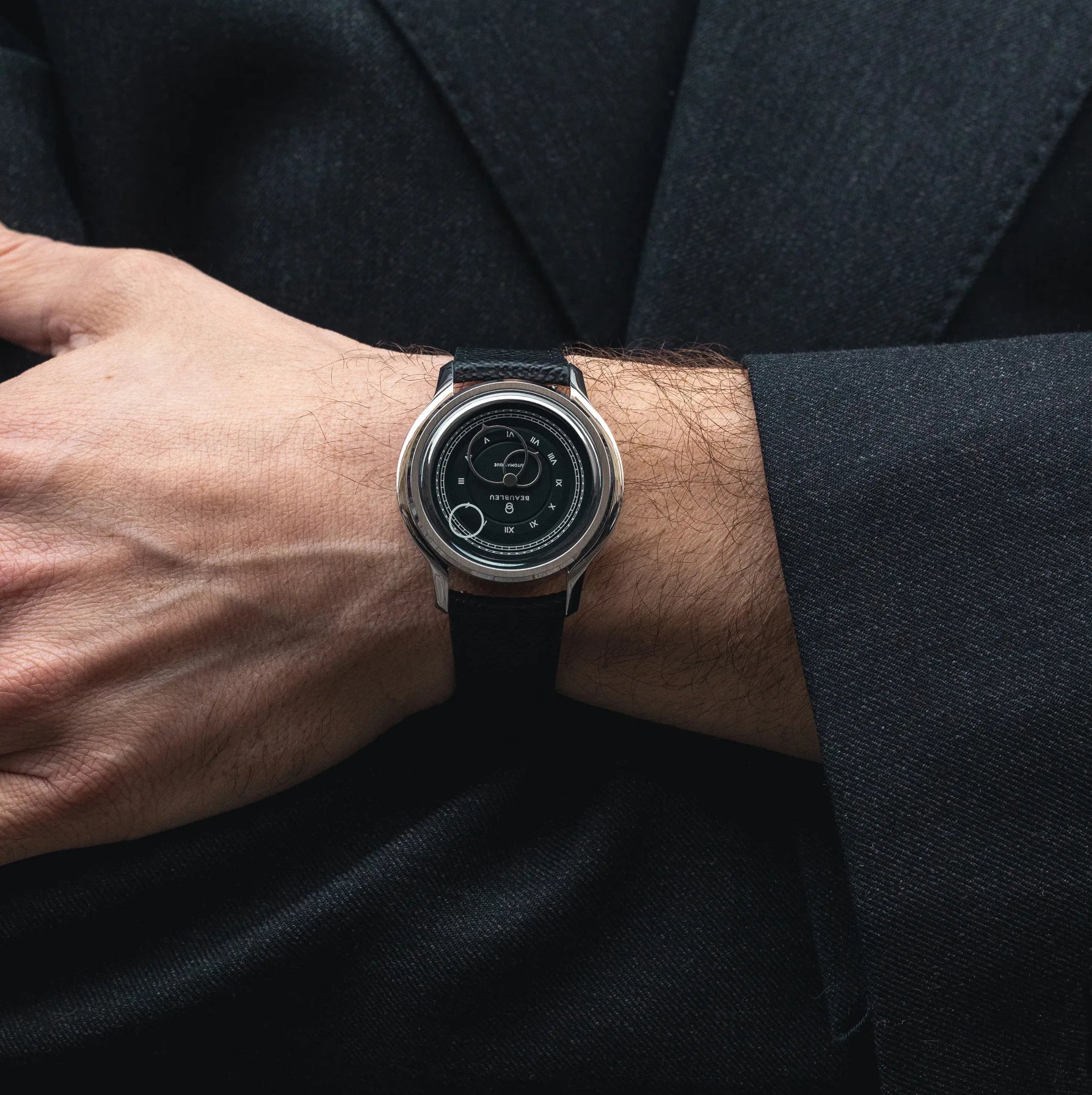 Montre Beaubleu La Pièce Graphite avec bracelet cuir grainé portée au poignet