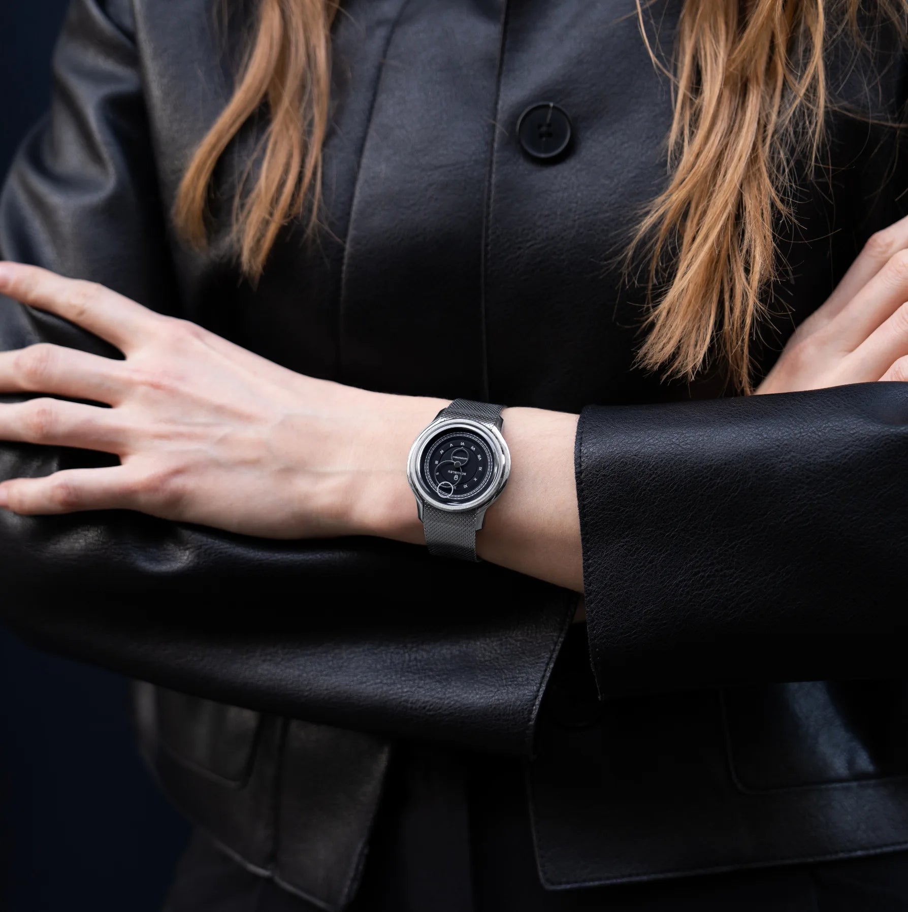 Montre Beaubleu La Pièce cadran gris avec bracelet acier portée au poignet d'une femme