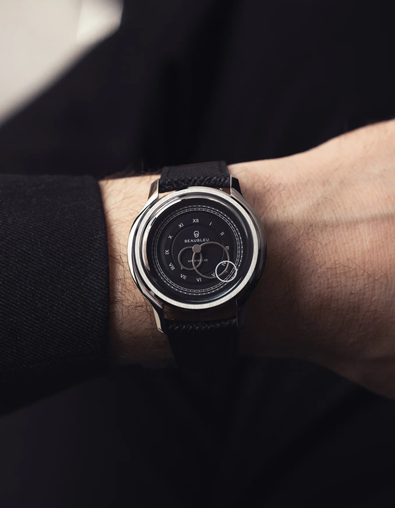 Montre Beaubleu La Pièce cadran gris foncé avec bracelet cuir grainé portée au poignet d'un homme