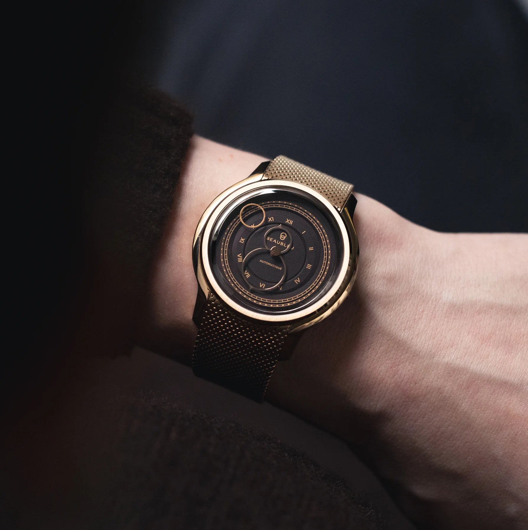 Montre Beaubleu La Pièce Moka avec bracelet acier or rose portée au poignet