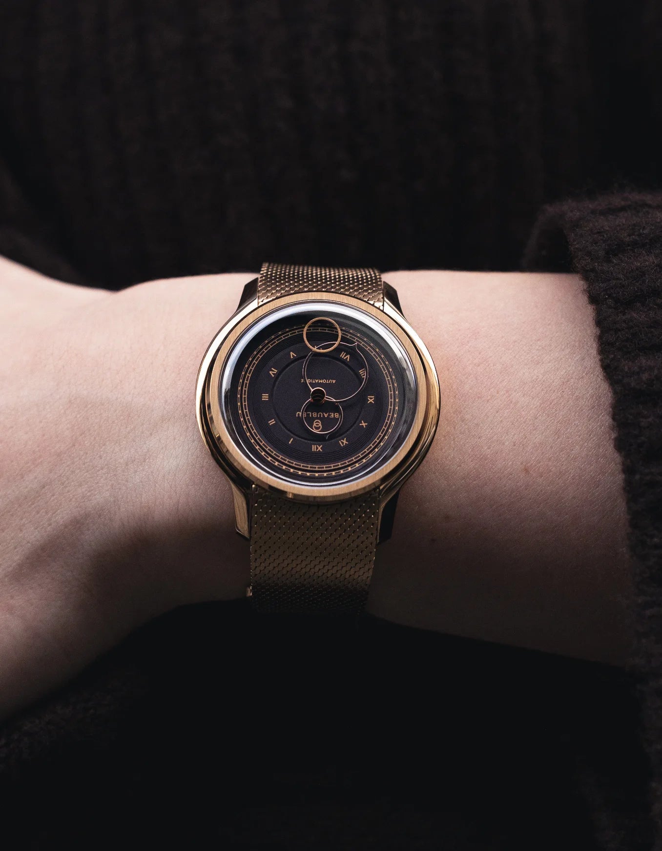 Montre Beaubleu La Pièce cadran marron avec bracelet acier or rose portée au poignet