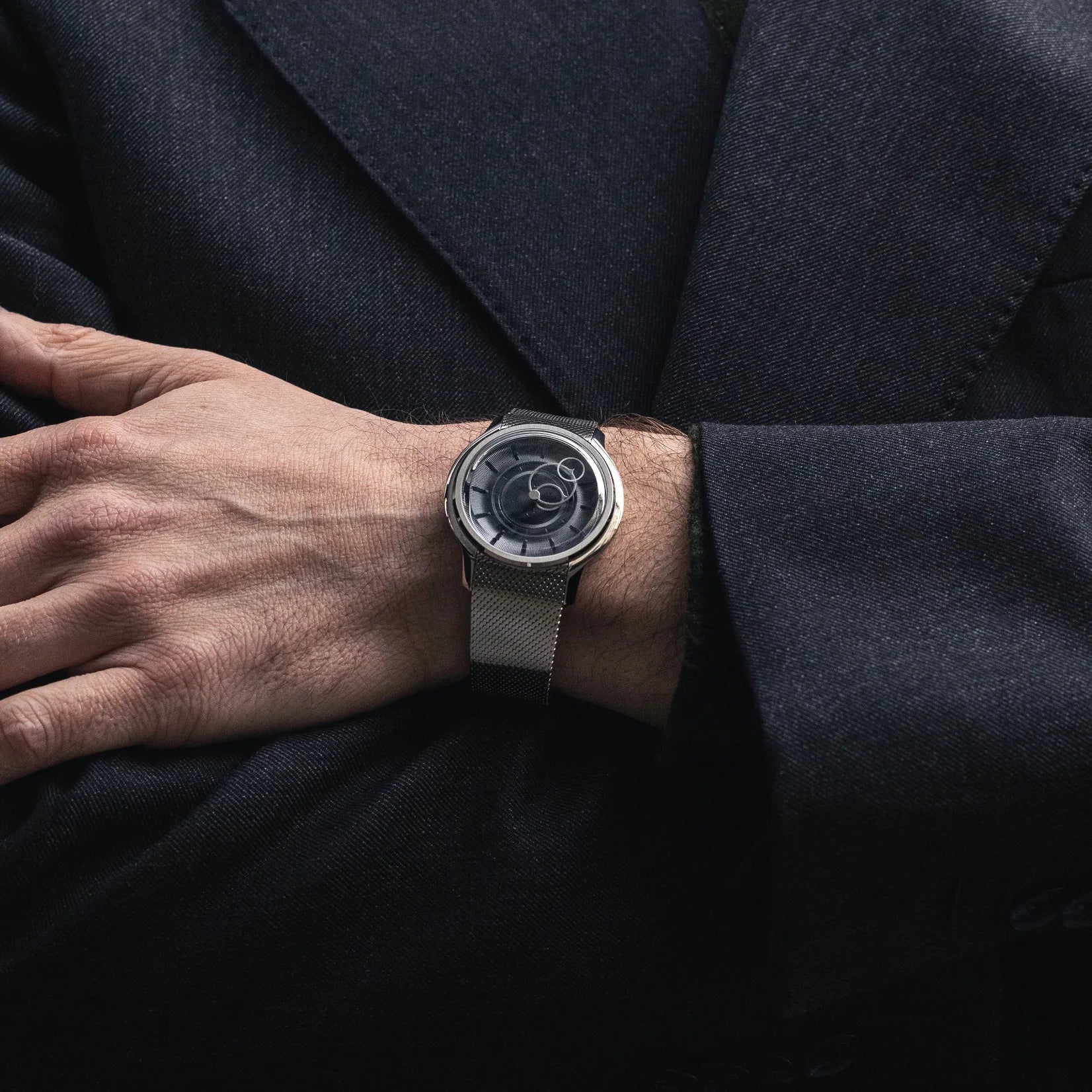 Montre Beaubleu La Pièce Noir avec bracelet acier portée au poignet