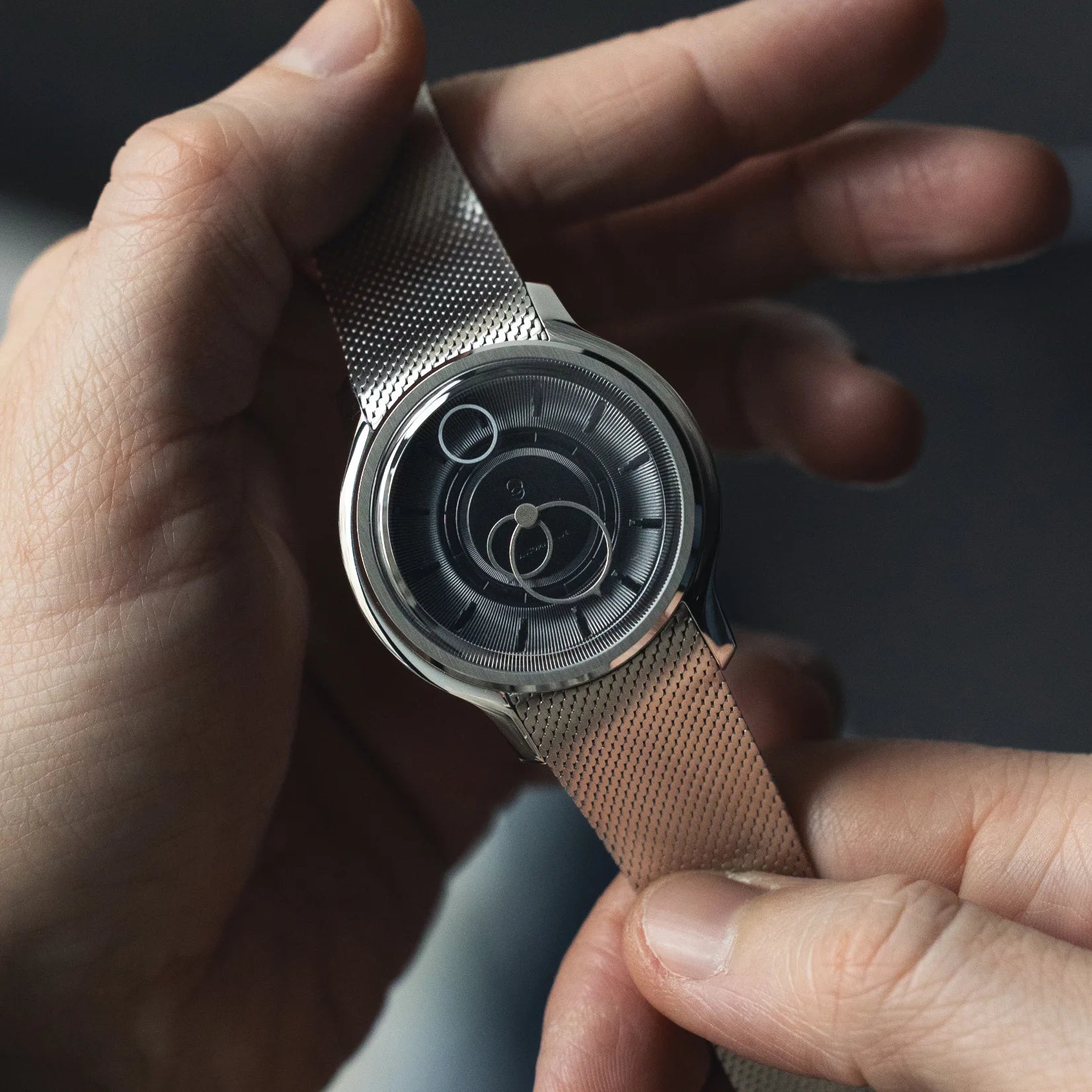 Montre La Pièce Noir de Beaubleu avec bracelet acier tenue dans les mains