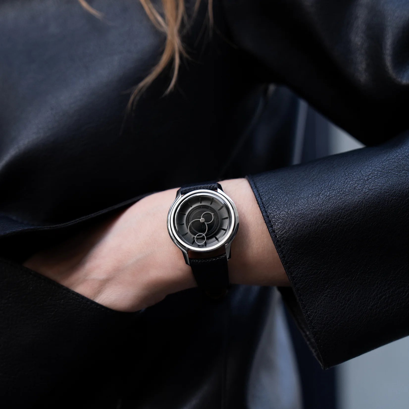 Montre Beaubleu La Pièce cadran noir avec bracelet cuir grainé noir portée au poignet