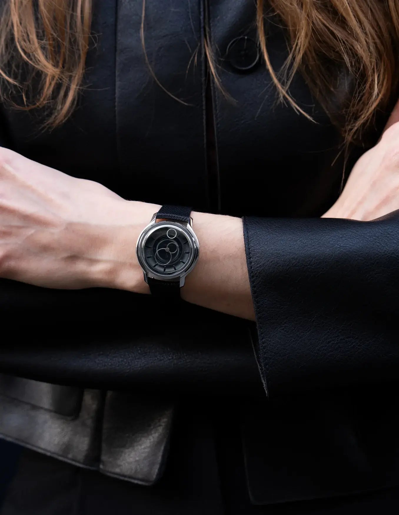 Montre Beaubleu La Pièce cadran noir avec bracelet grainé noir portée sur un poignet féminin
