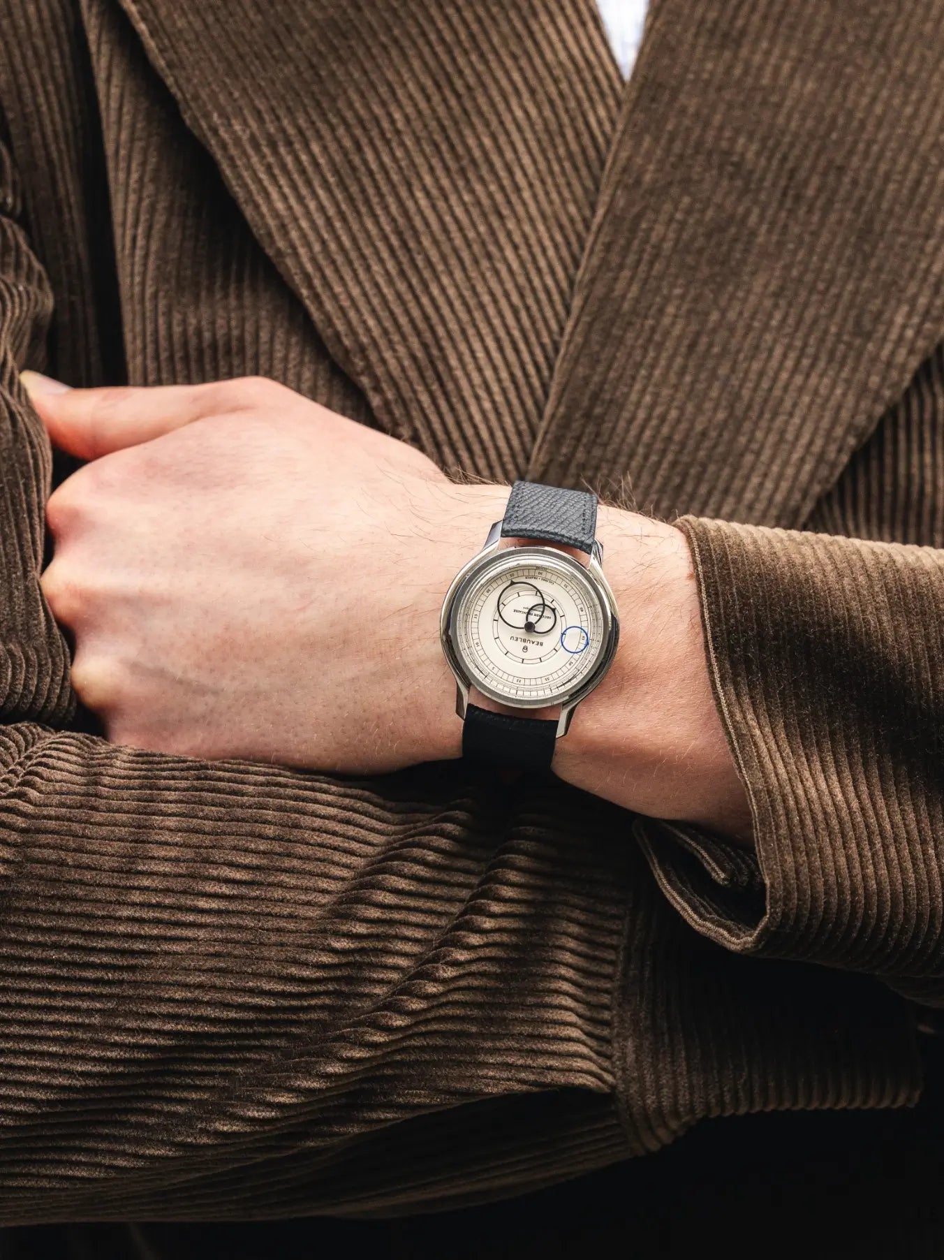 Montre cadran blanc lifestyle bras croisés