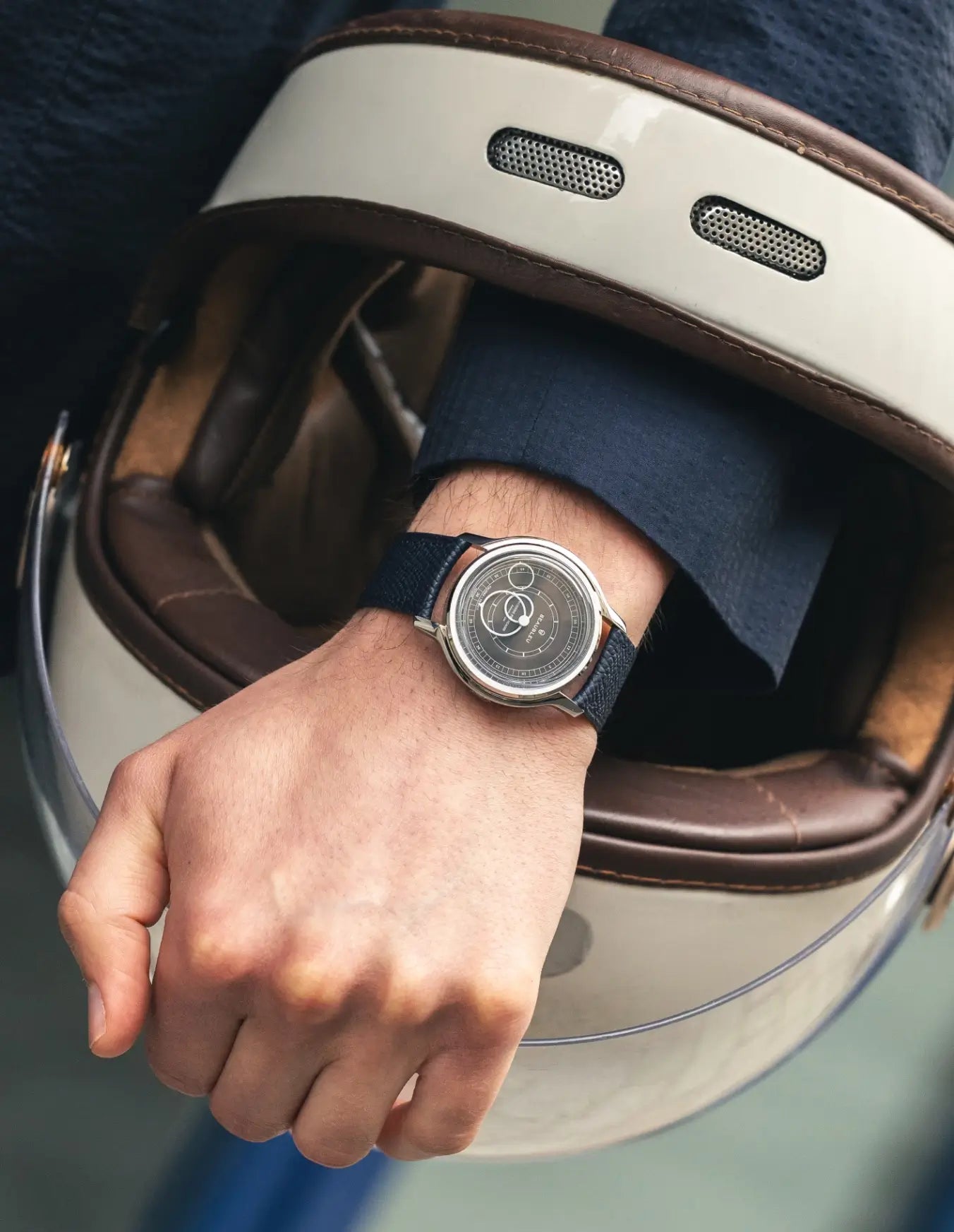 Montre Seconde Francaise Gris Taupe casque moto