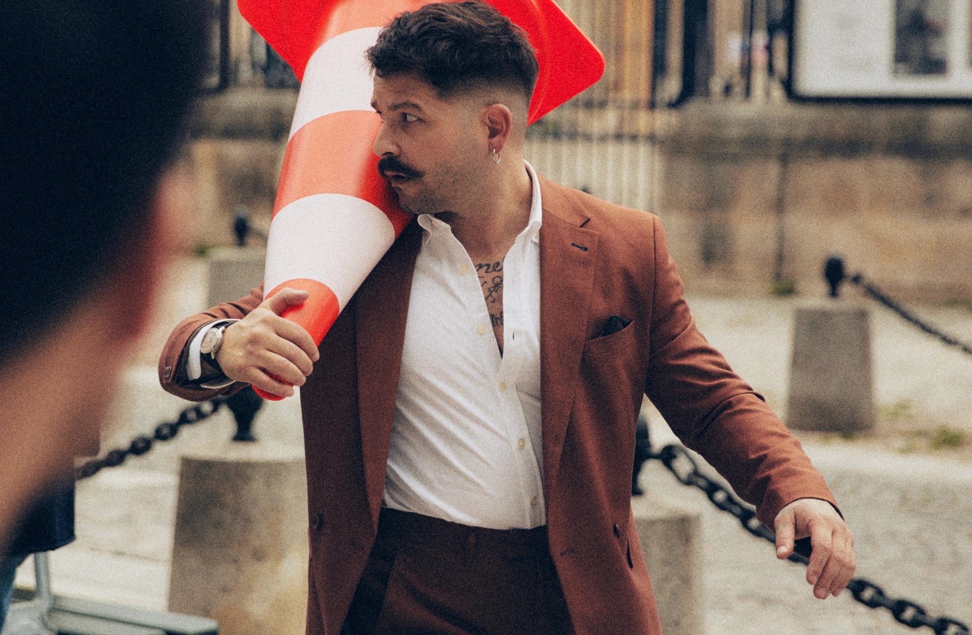 Homme en costume portant montre Seconde Française saumon