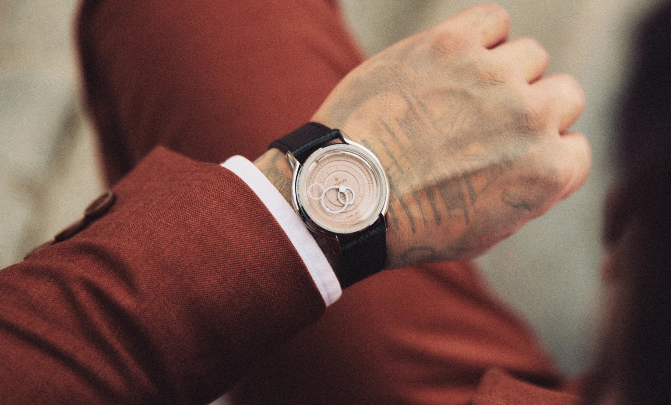 Montre Seconde Française saumon lifestyle homme en costume