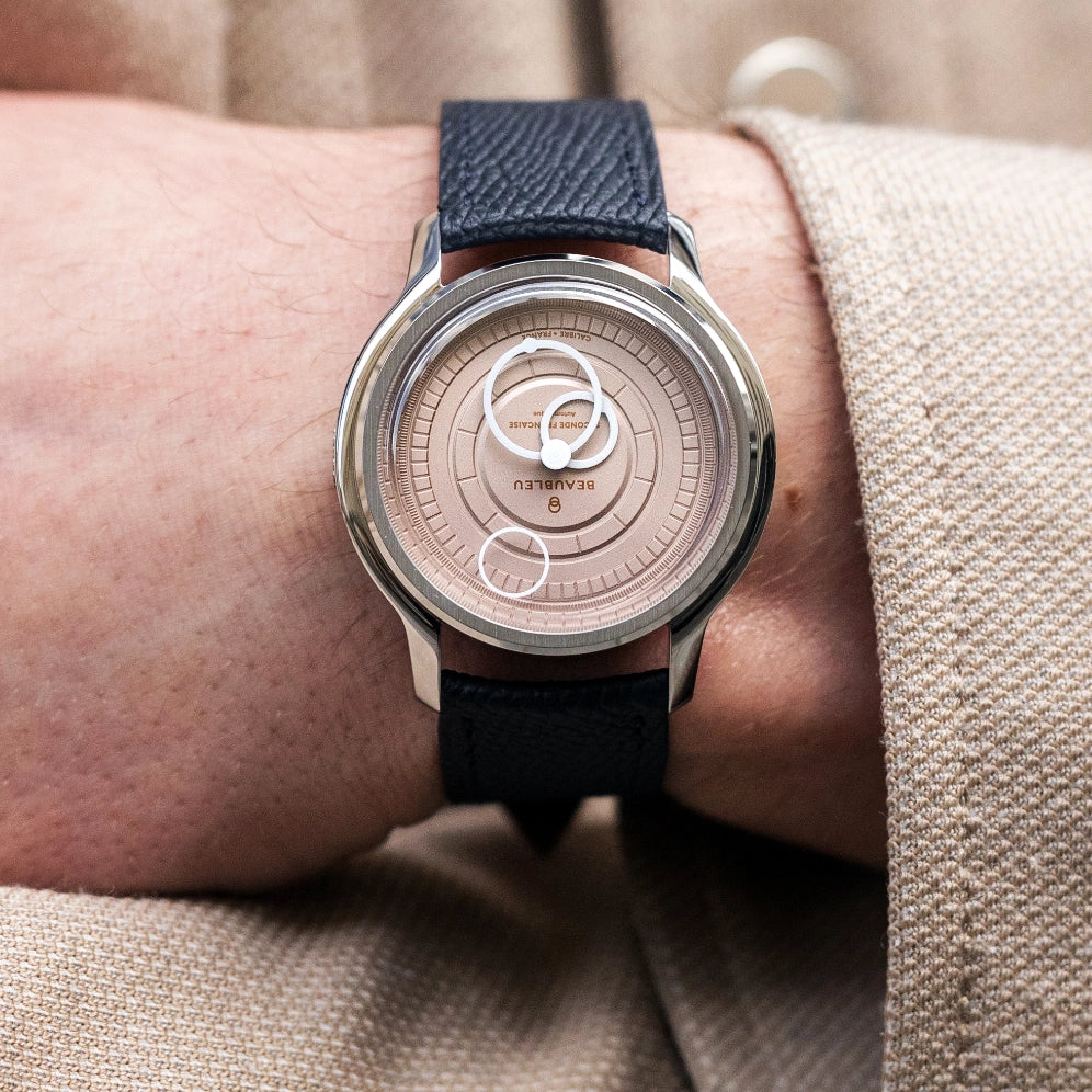 Bras croisés avec montre Seconde Française saumon