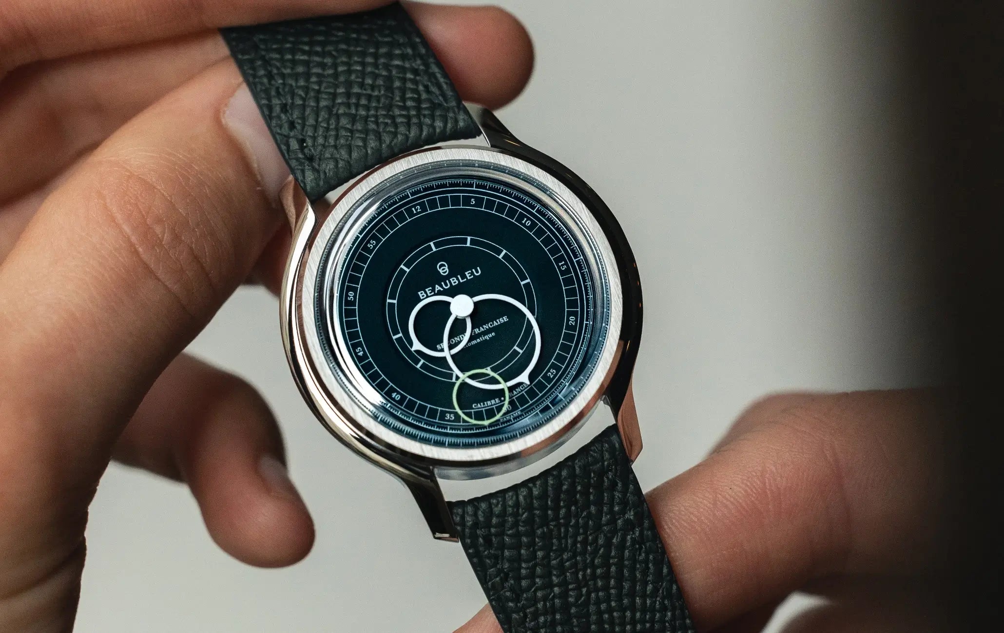 Montre Seconde Française vert dans les mains
