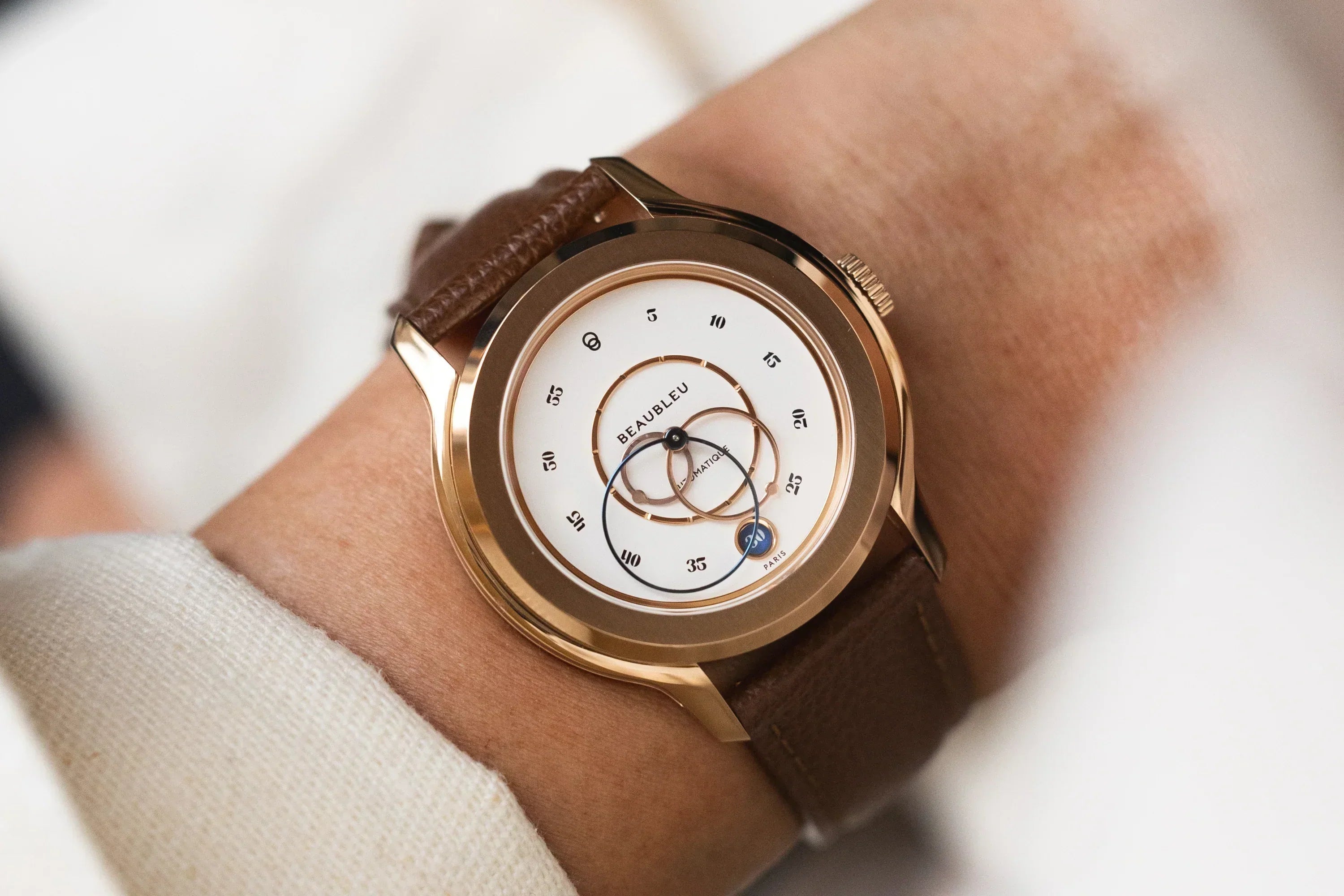 Montre automatique en or rose portée sur un poignet féminin