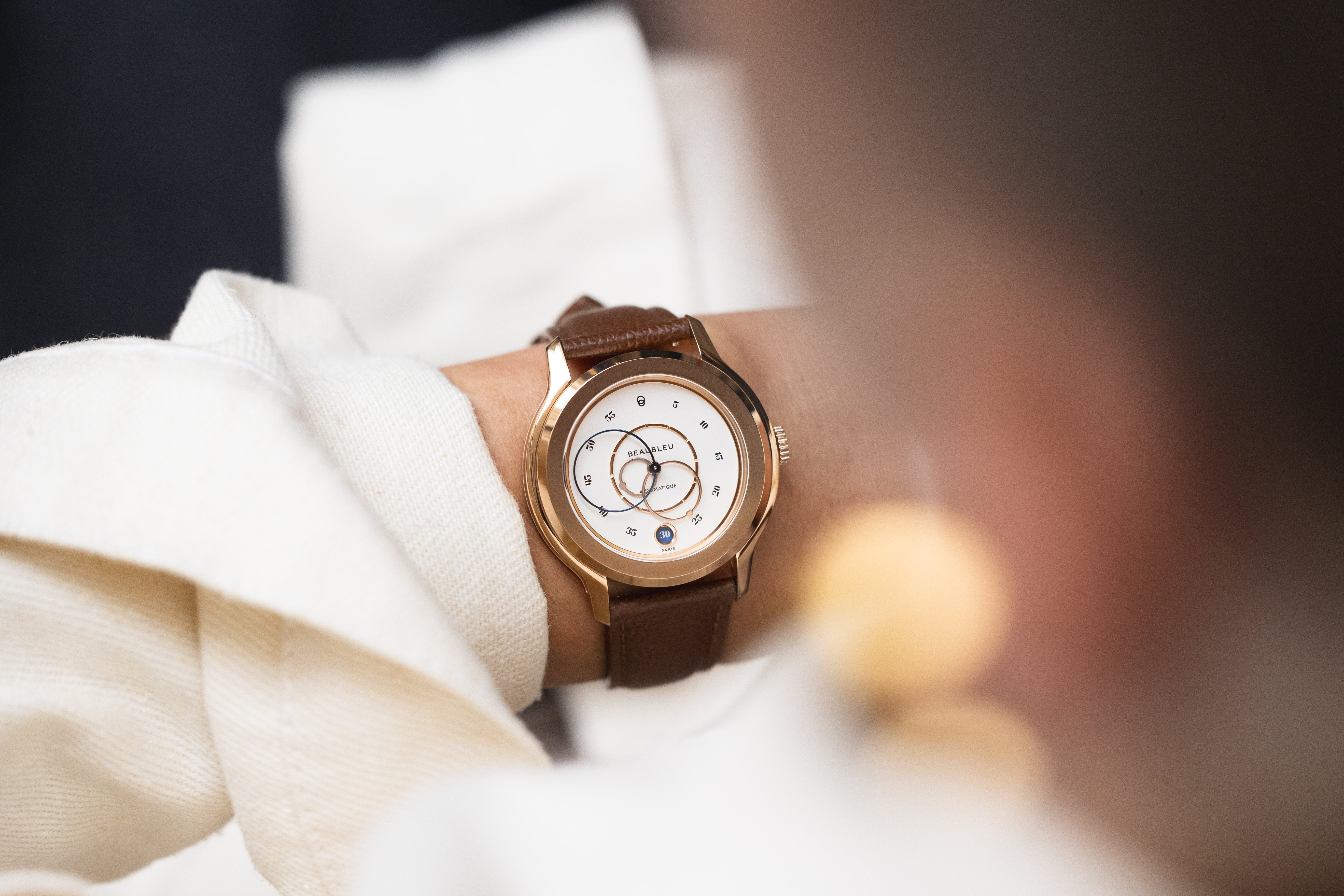 Femme regardant sa montre beaubleu au poignet