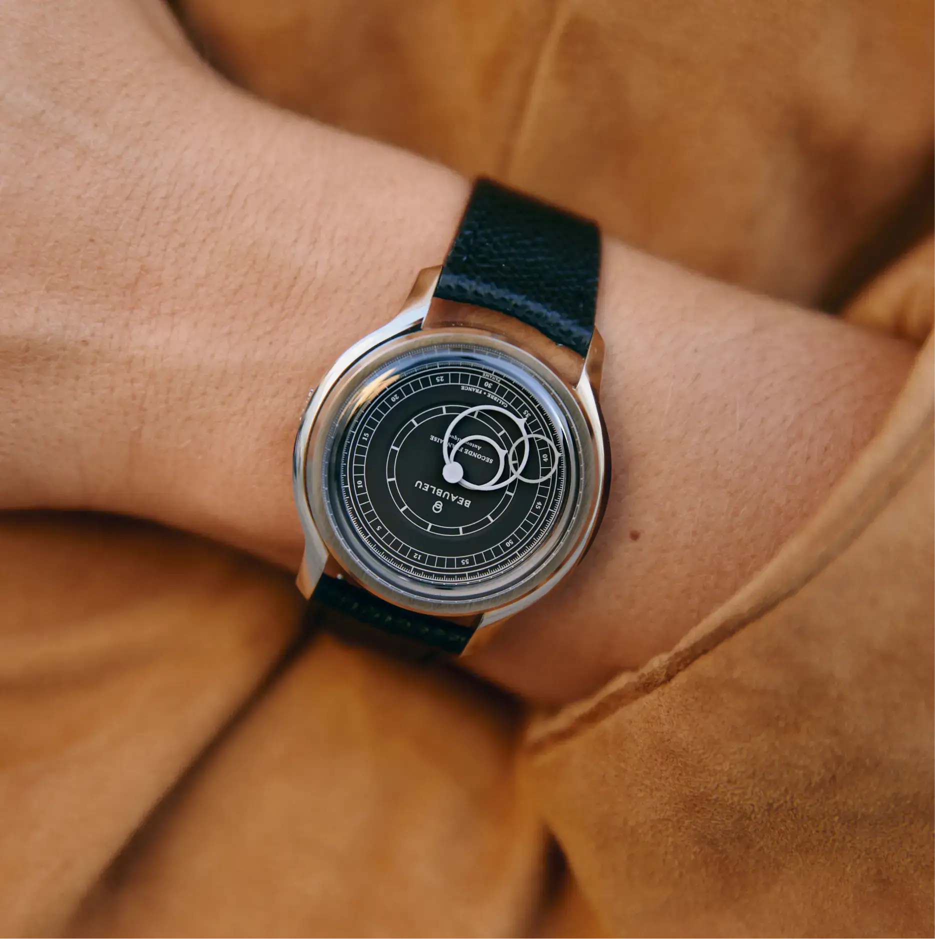 Montre automatique Beaubleu au cadran gris sur un poignet d'homme