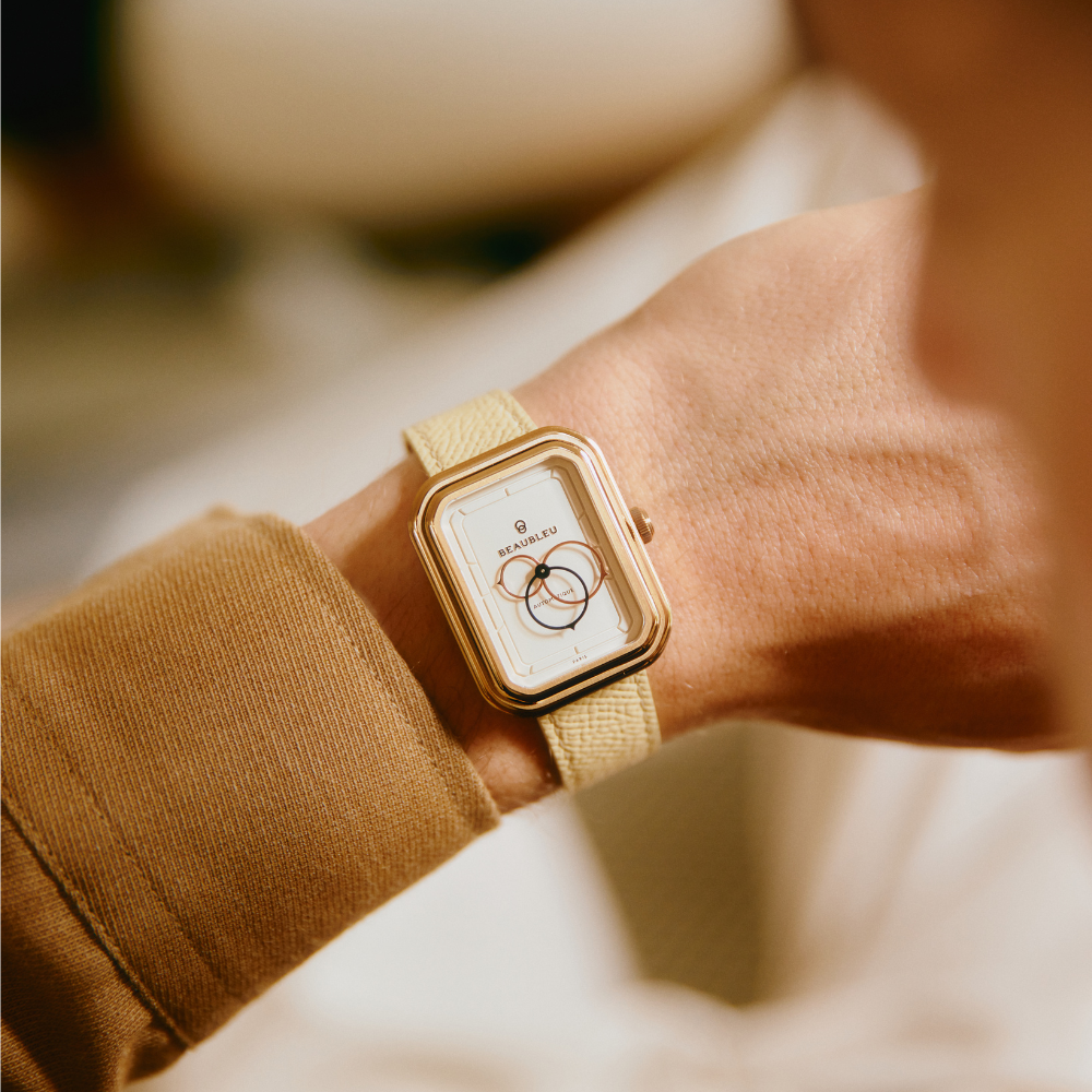 Montre automatique Ecce Figura Lys avec boitier en or rose, portée sur un poignet masculin