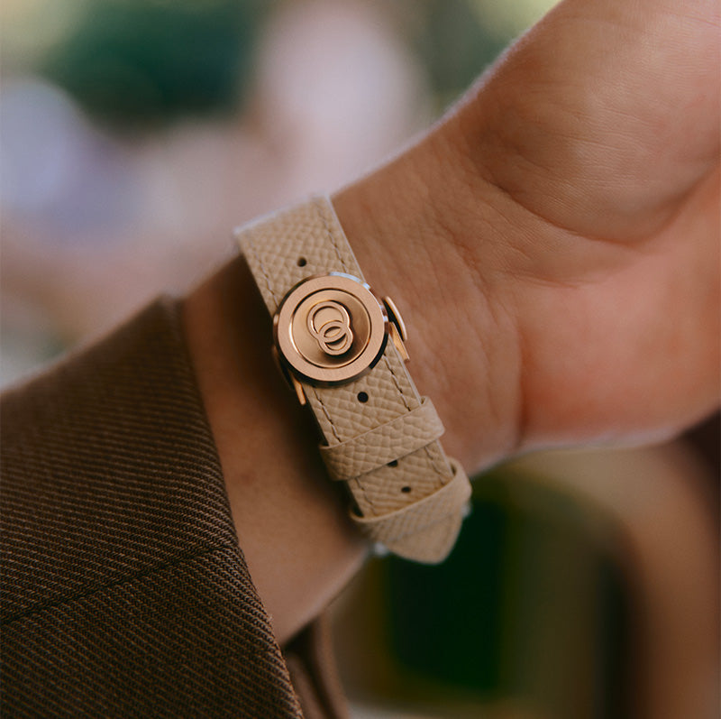 Boucle Beaubleu or rose sur bracelet couleur crème grainé