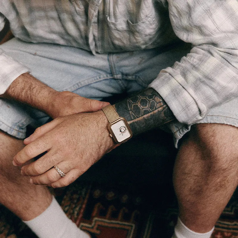 Détail d’une montre Beaubleu Figura Lys portée au poignet avec le bracelet Flat White en cuir d’alligator à écailles mixtes