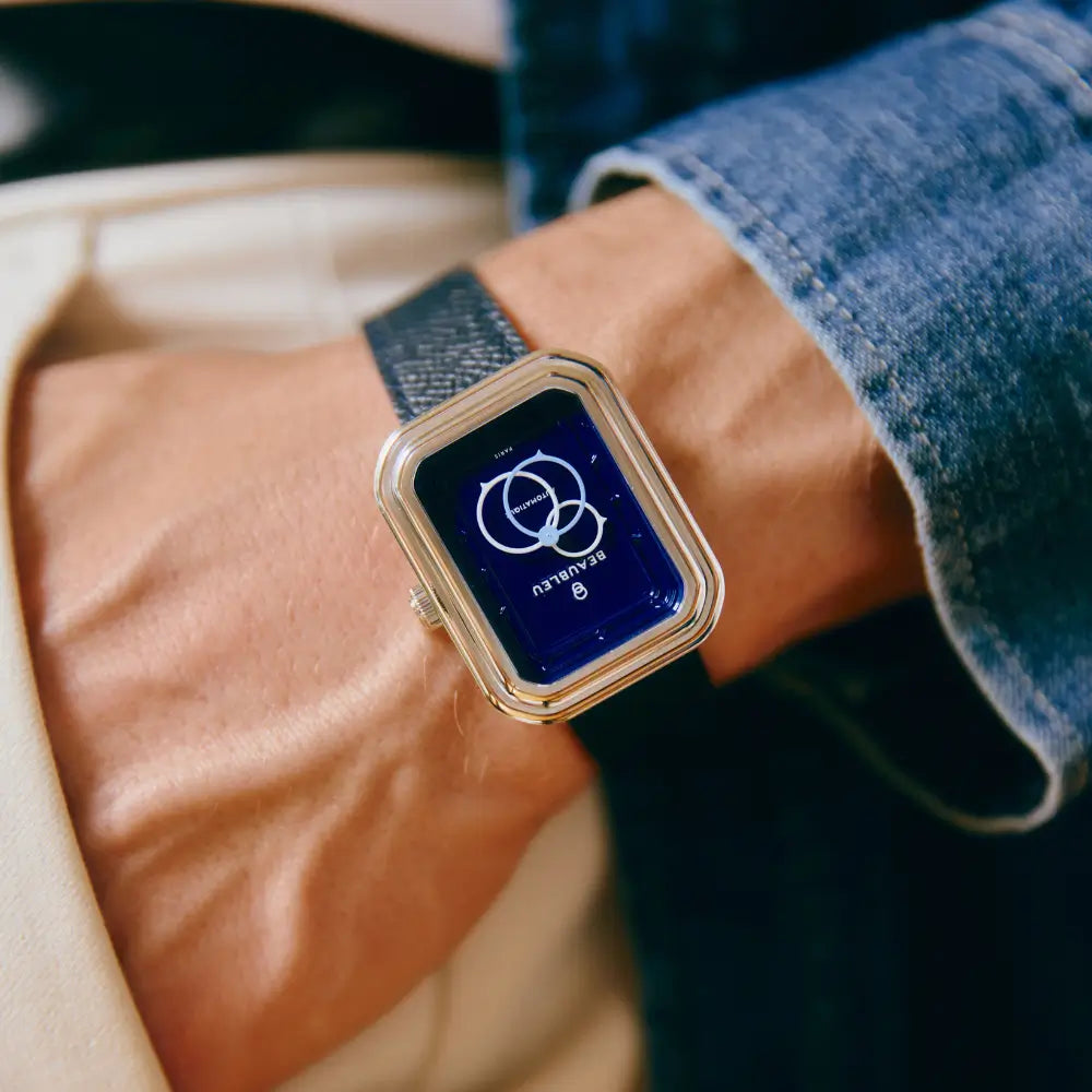 Montre Ecce Figura Smalt au boîtier en acier avec cadran bleu foncé, portée par une personne en veste en jean