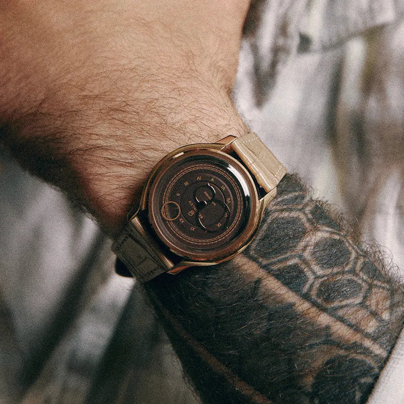 Détail du bracelet Flat White en cuir d’alligator crème associé à une montre Beaubleu La Pièce Moka